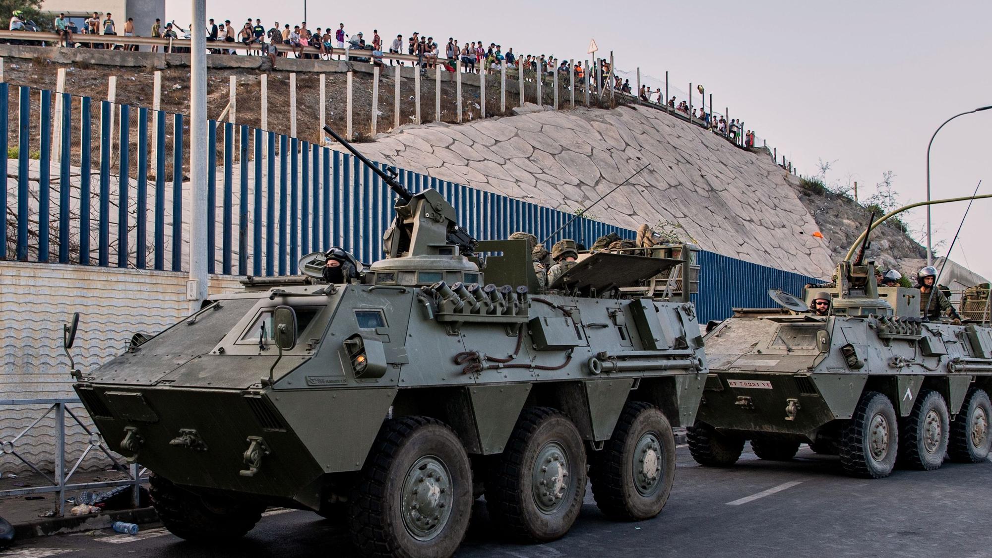Soldaten der spanischen Armee fahren in Militärfahrzeugen, nachdem sie in die spanische Exklave Ceuta entsandt wurden.
