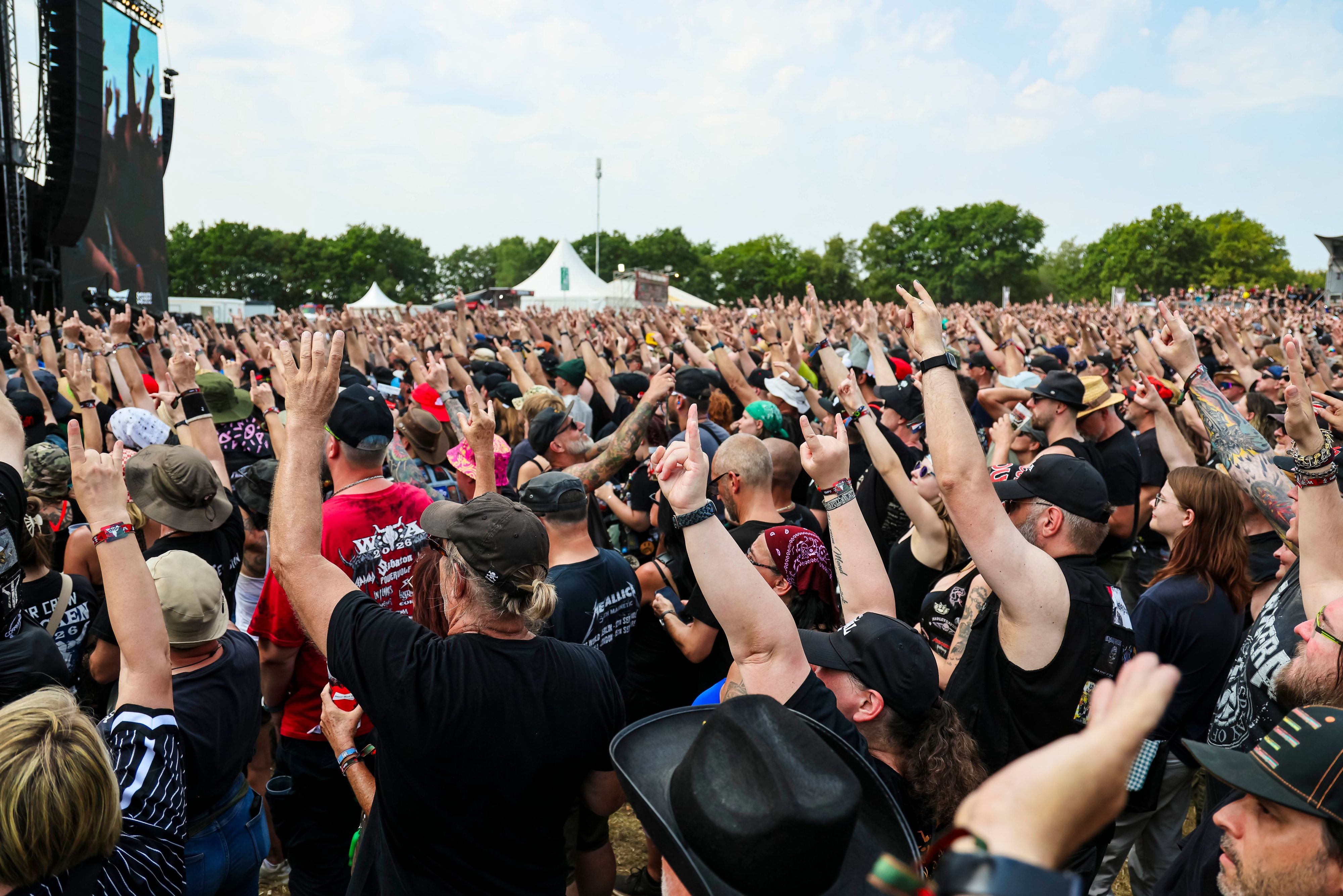 30.07.2026, Schleswig-Holstein, Wacken: Zuschauer feiern beim Konzert der Band H-Blockx, vor der "Louder"-Bühne beim Wacken Open Air (W:O:A). Das W:O:A gilt als größtes Heavy-Metal-Festival der Welt. Foto: Frank Molter/dpa +++ dpa-Bildfunk +++
