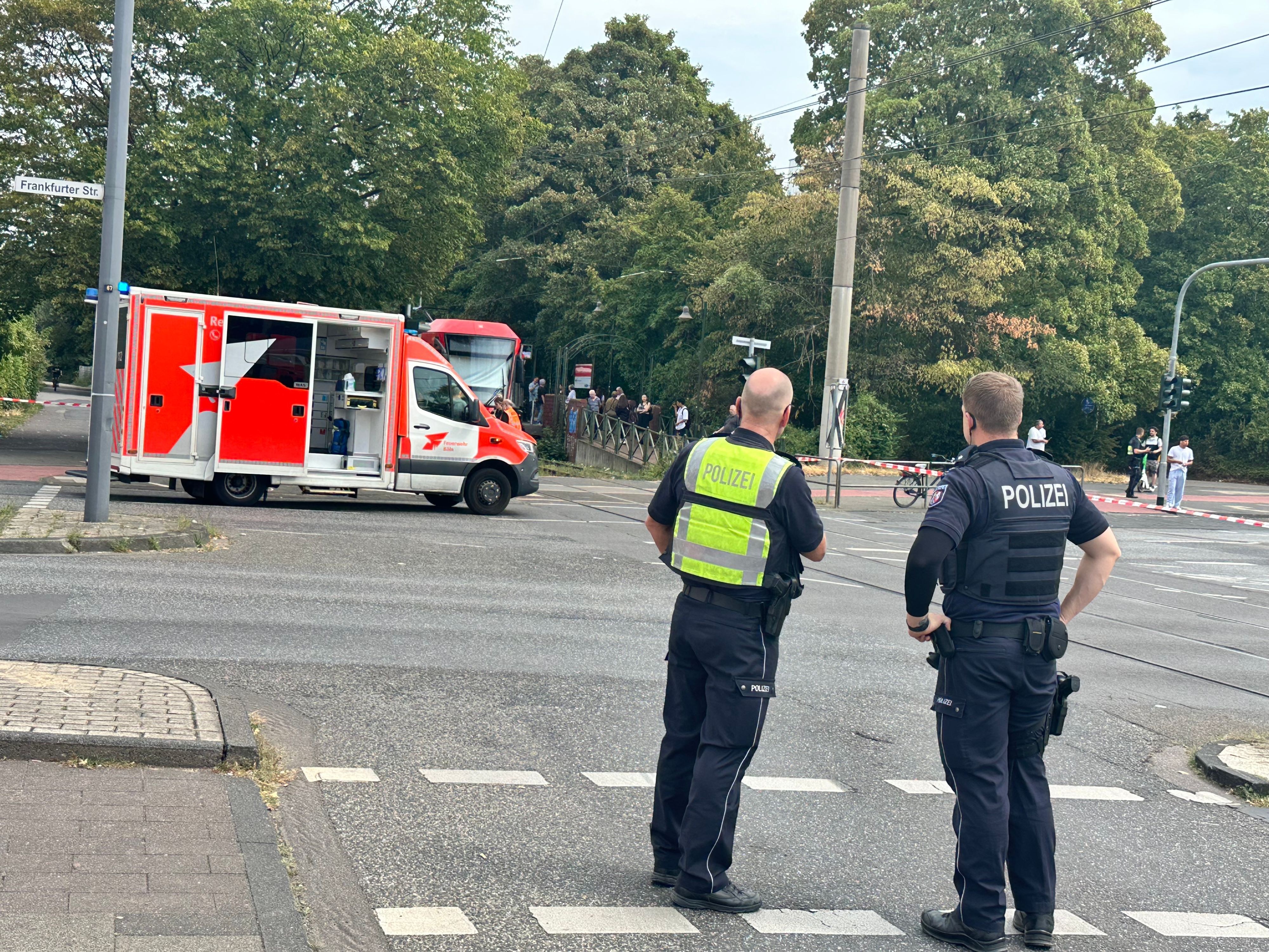 Ein Unfallaufnahmeteam der Polizei ist vor Ort.