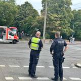 Ein Unfallaufnahmeteam der Polizei ist vor Ort.
