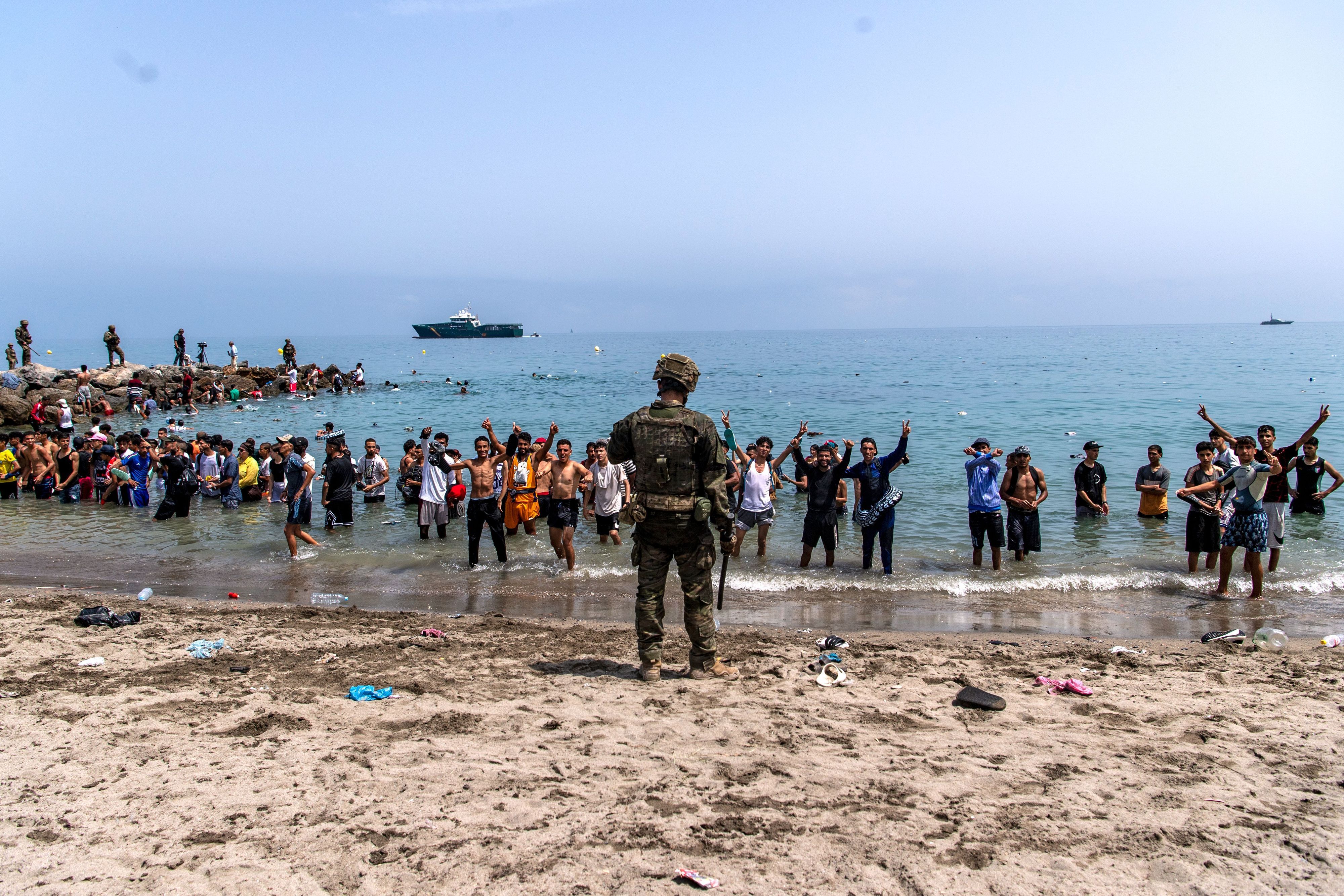 Spanische Armeesoldaten blockieren am Freitag den Zugang zum Strand für Menschen, die von Marokko in die spanische Enklave Ceuta kommen.