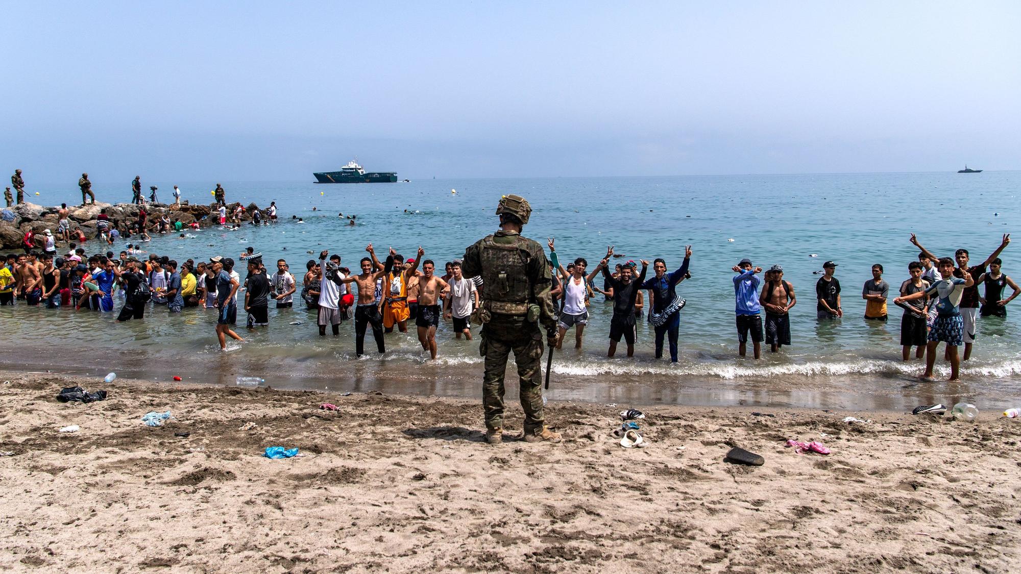 Spanische Armeesoldaten blockieren am Freitag den Zugang zum Strand für Menschen, die von Marokko in die spanische Enklave Ceuta kommen.