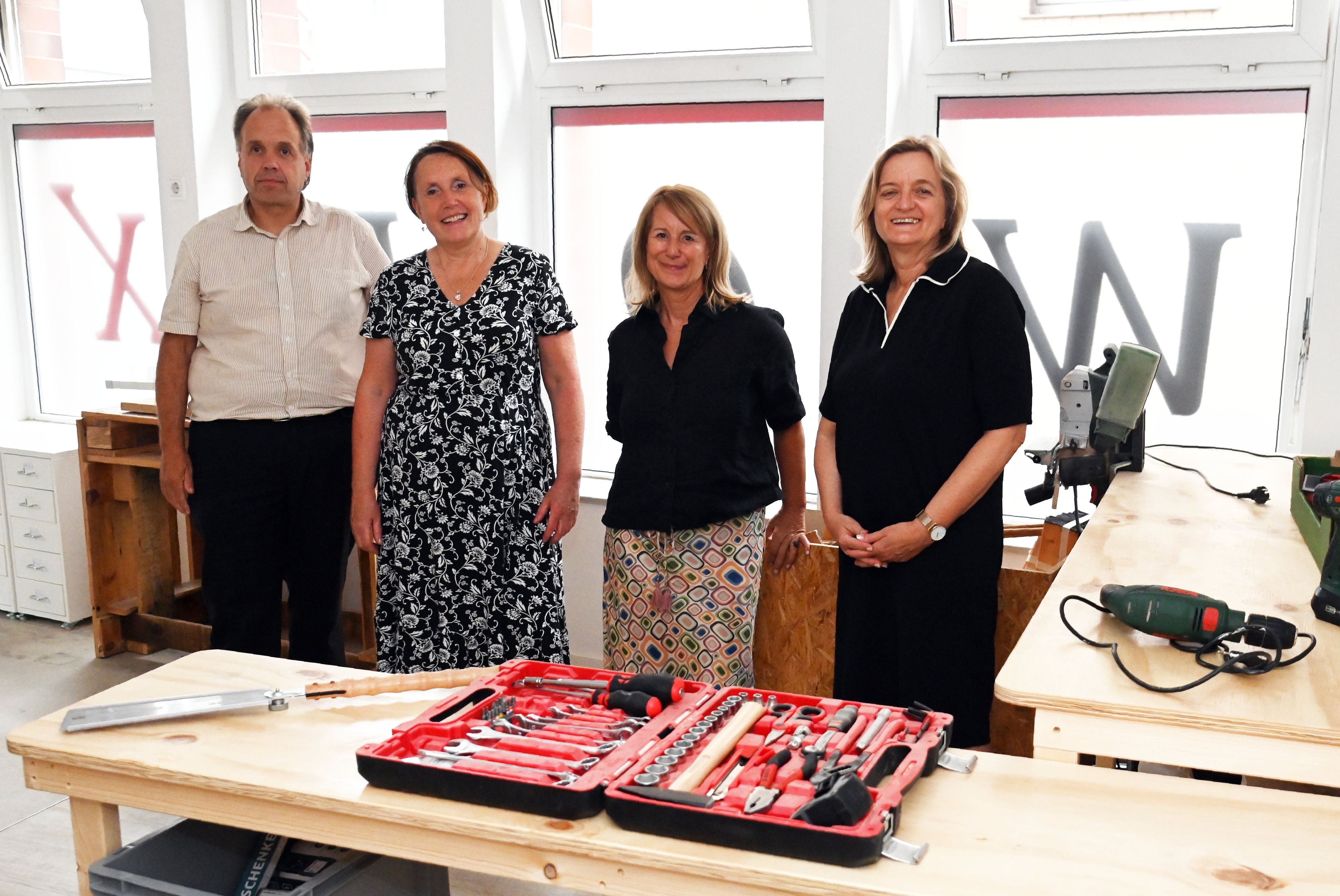 Neuer Anlaufpunkt für psychisch belastete junge Menschen am Eigelstein. Eröffnung Proberaum worX durch die Alexianer Köln und das Jobcenter Köln für unter 25-Jährige.  V.Li.: Peter Scharfe, Laura Schweikhart, Claudia Zeitz, Sabine Mendez.
