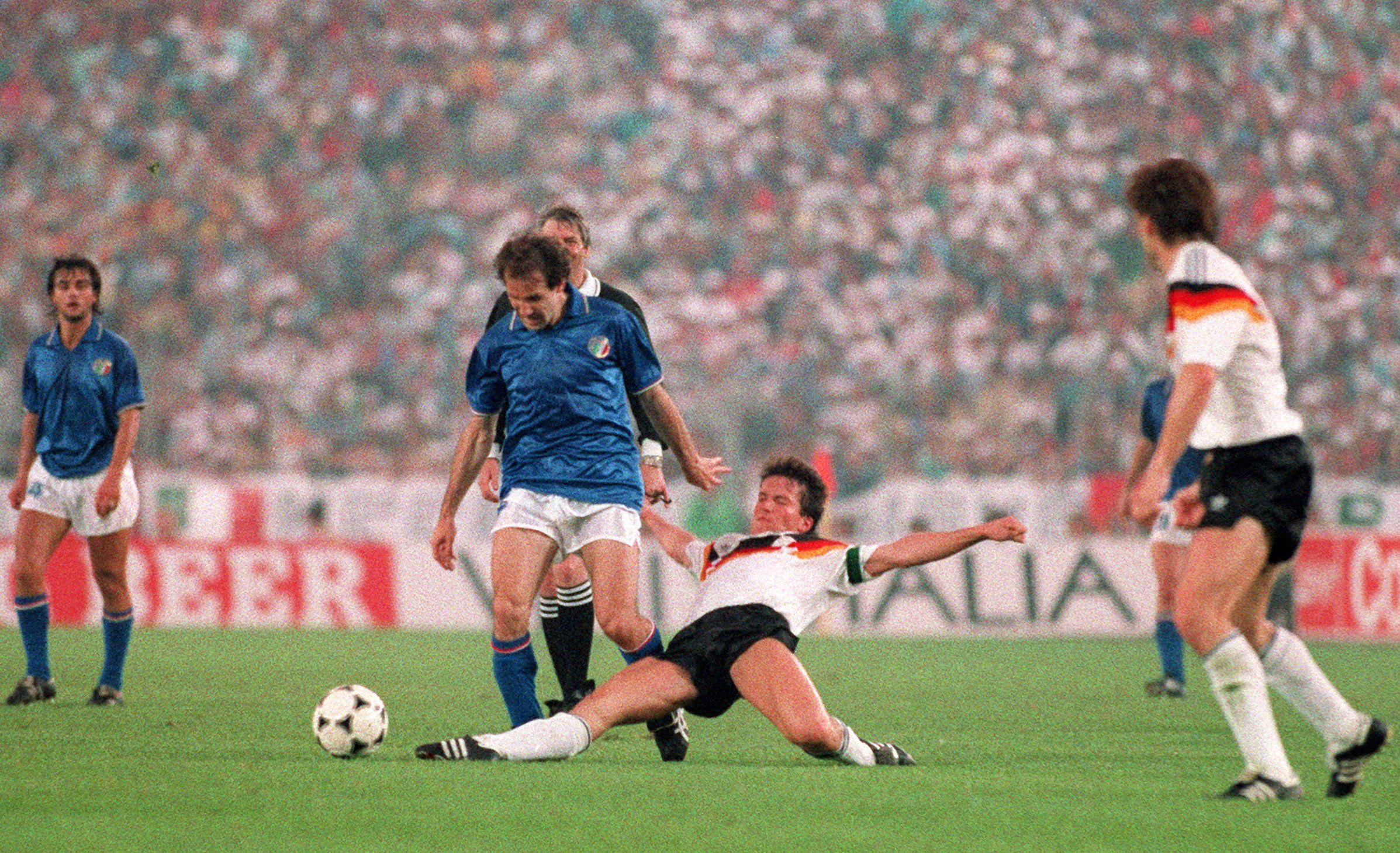 Lothar Matthäus (2.v.r) versucht mit einem Tackling, Italiens Abwehrspieler Franco Baresi (2.v.l) vom Ball zu trennen.