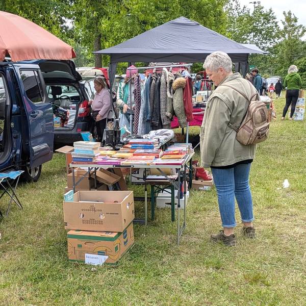 Aussteller und Besucher eines Flohmarkts.