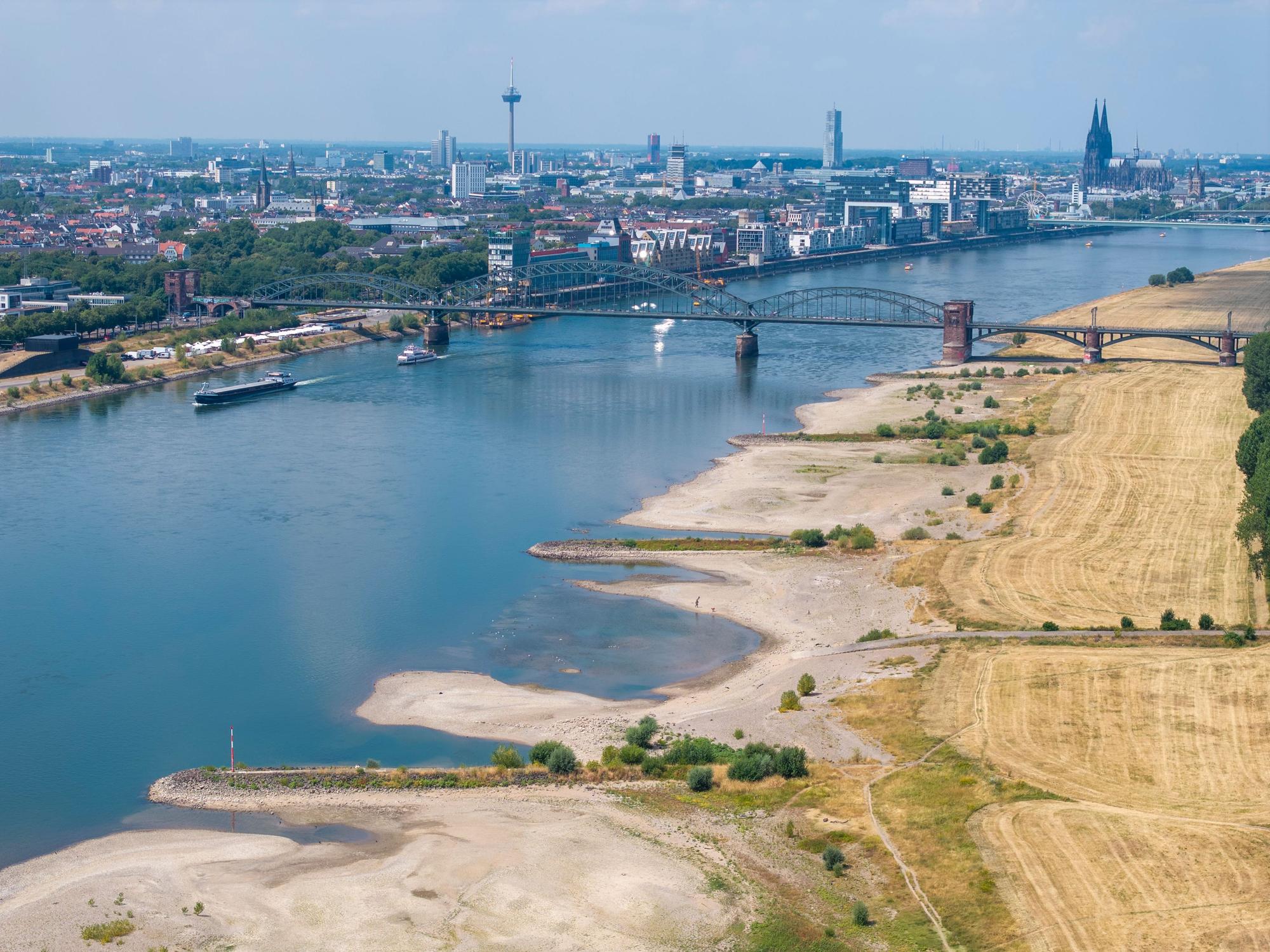 17.07.2026, Köln: Die Ufer des Rheins werden immer breiter. Der Fluss führt Niedrigwasser, die Poller Wiesen sind vertrocknet. Das Sommerwetter bringt keinen Regen. Die Schifffahrt ist eingeschränkt. Rheinwasserstand 0,83 m Kölner Pegel. Luftbild mit Drohne. Foto: Uwe Weiser