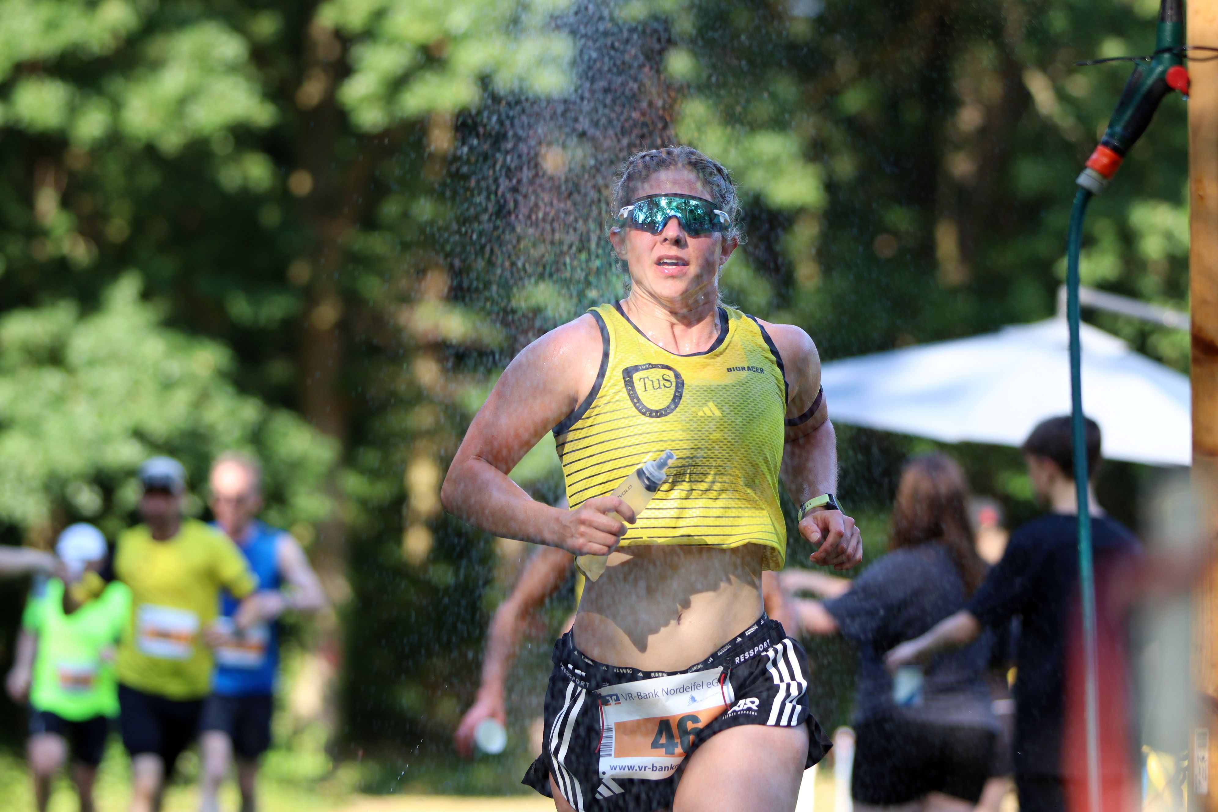 Salmon kühlt sich unter der Dusche ab, die wegen der Hitze auf der Laufstrecke installiert worden war.
