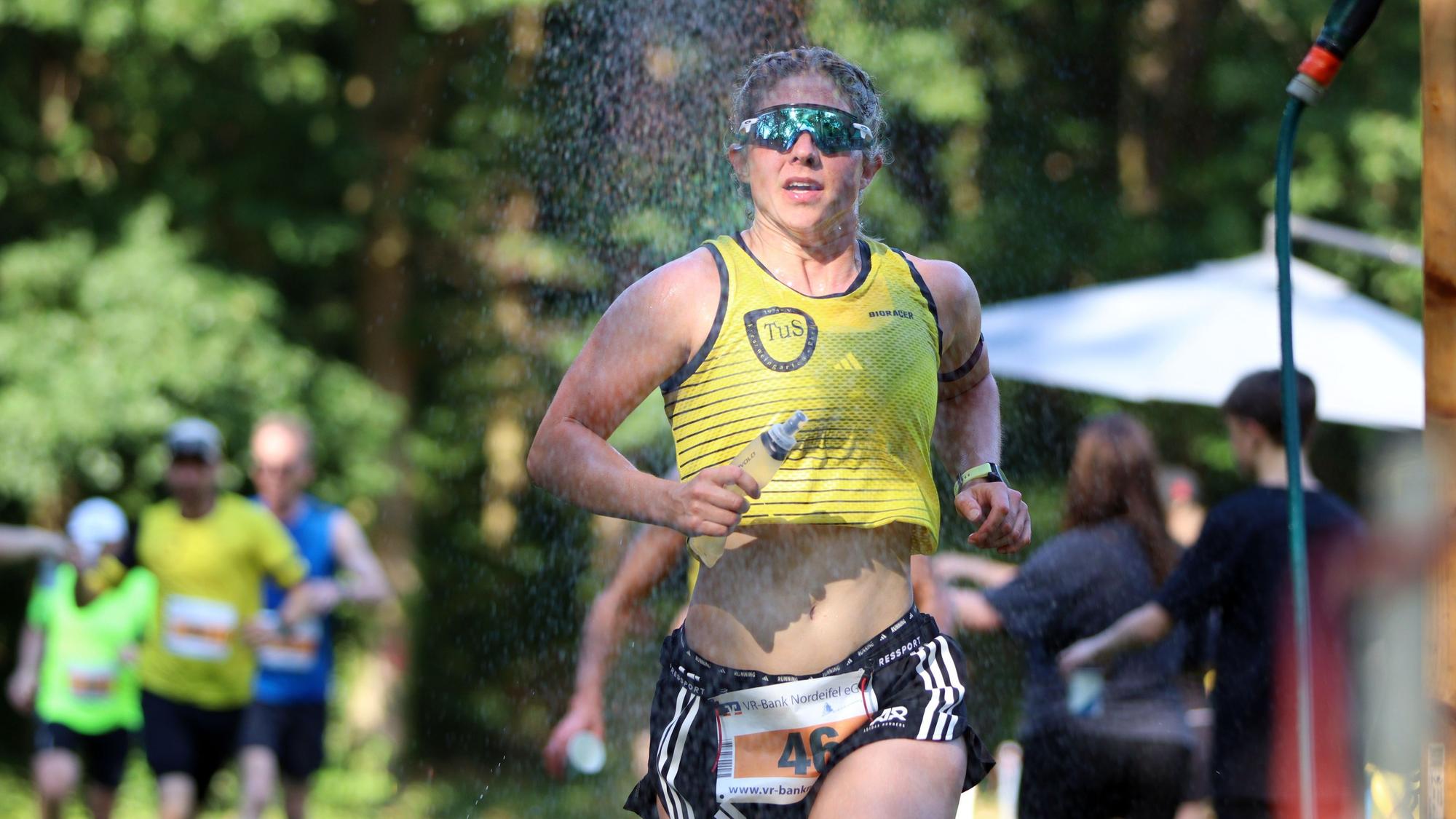 Salmon kühlt sich unter der Dusche ab, die wegen der Hitze auf der Laufstrecke installiert worden war.