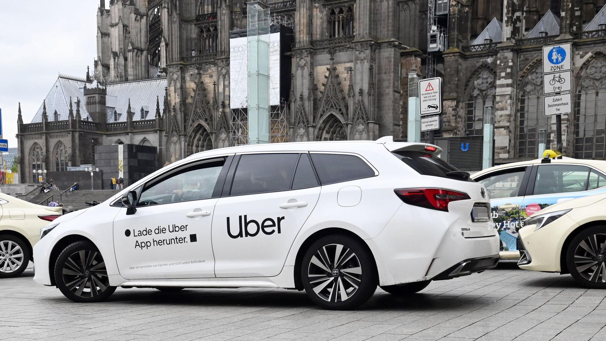 Ein Uber-Fahrzeug am Taxistand vor dem Kölner Hauptbahnhof.