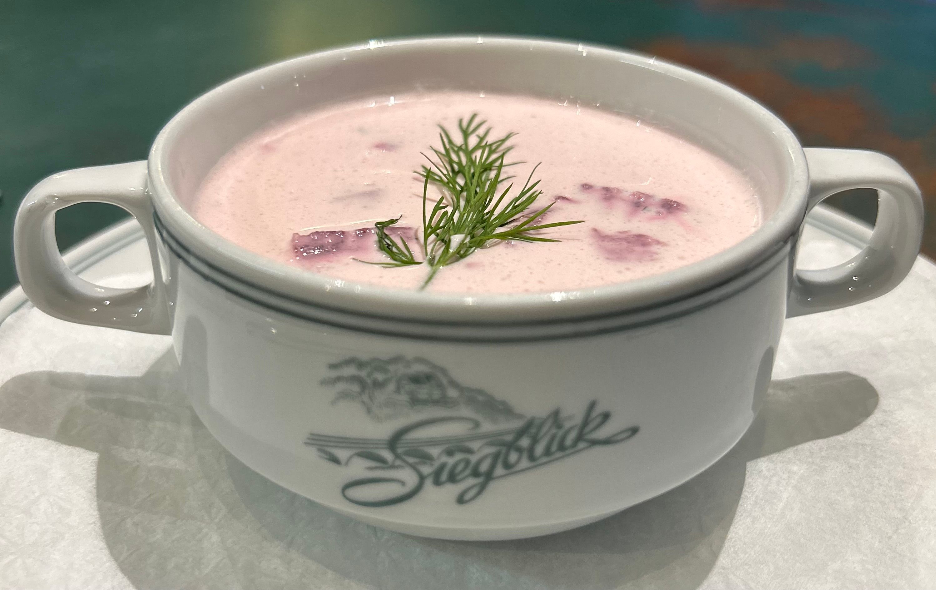 Eine Spezialität aus der Familiengeschichte ist die lettische Rote-Bete-Suppe, die Maritta Clarenz von ihrer Lettlandreise mitgebracht hat.