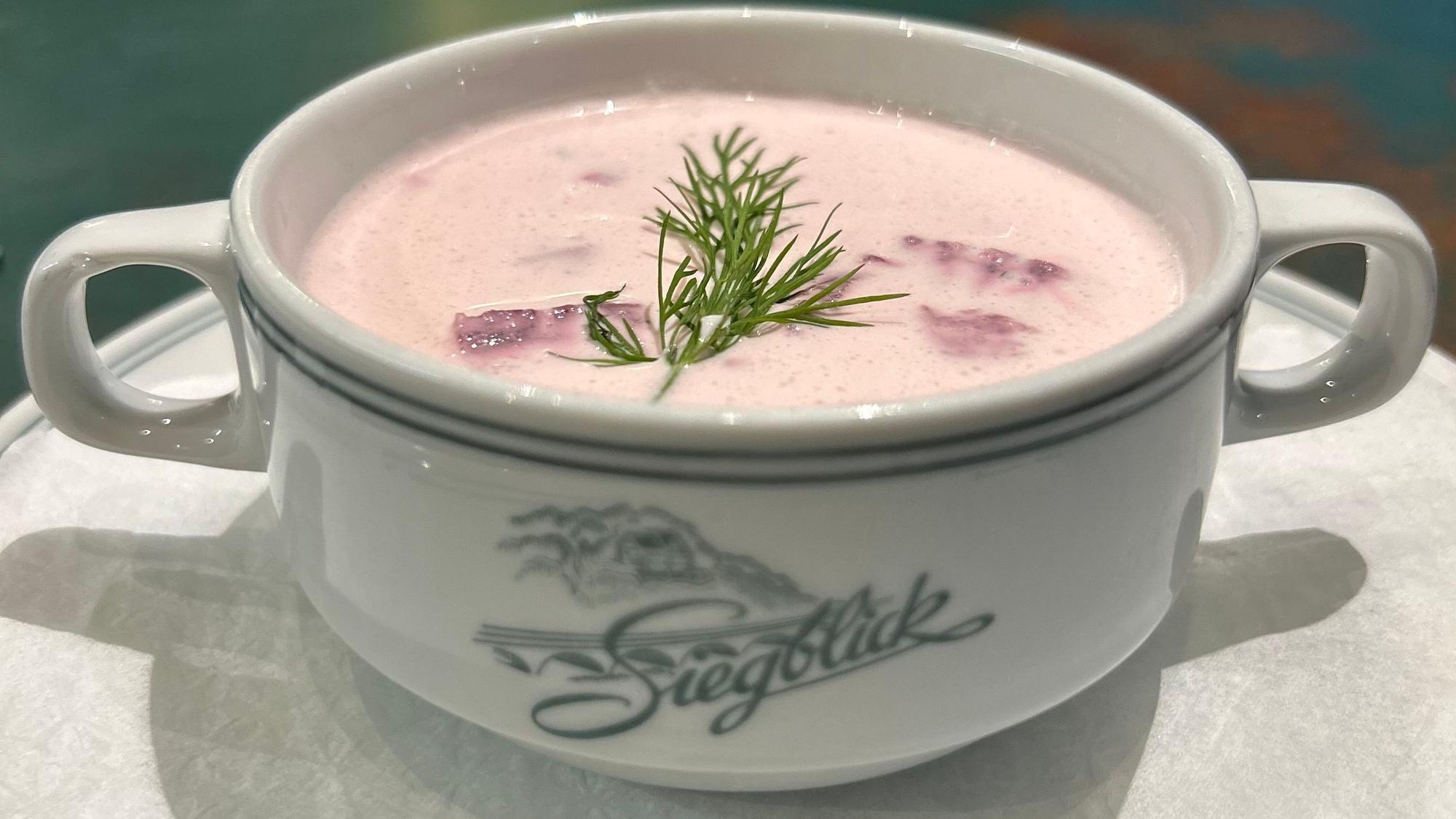 Eine Spezialität aus der Familiengeschichte ist die lettische Rote-Bete-Suppe, die Maritta Clarenz von ihrer Lettlandreise mitgebracht hat.