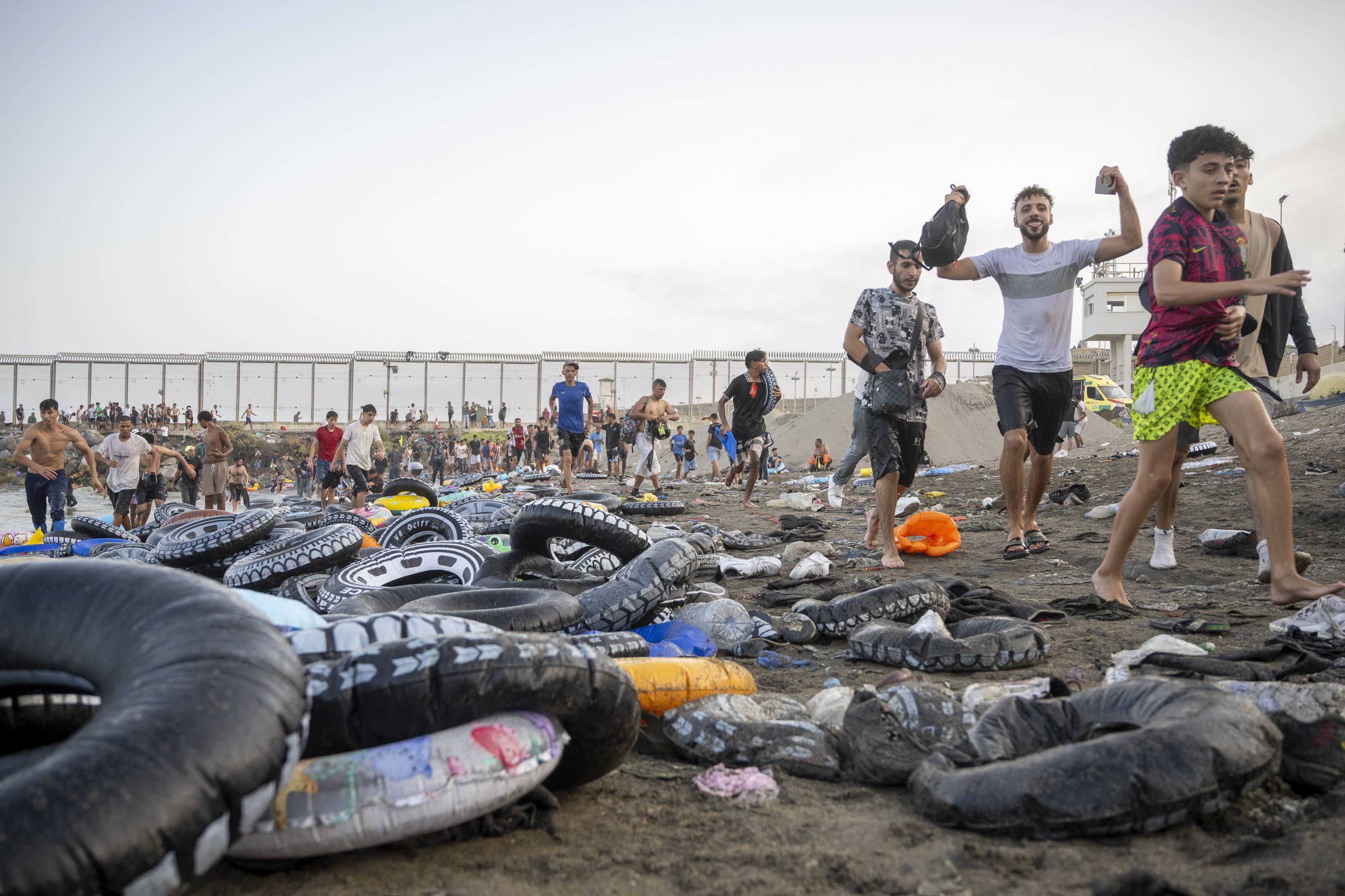 Migranten kommen nach dem Überqueren der Grenze in Ceuta an. Seit Donnerstag (30. Juli) haben Tausende die autonome Stadt erreicht, indem sie schwimmend oder zu Fuß die Mole umgingen, die Ceuta von Marokko trennt.