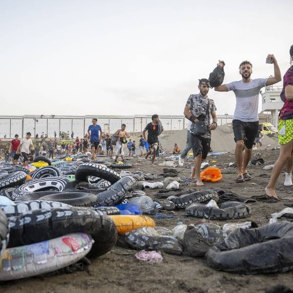 Migranten kommen nach dem Überqueren der Grenze in Ceuta an. Seit Donnerstag (30. Juli) haben Tausende die autonome Stadt erreicht, indem sie schwimmend oder zu Fuß die Mole umgingen, die Ceuta von Marokko trennt.