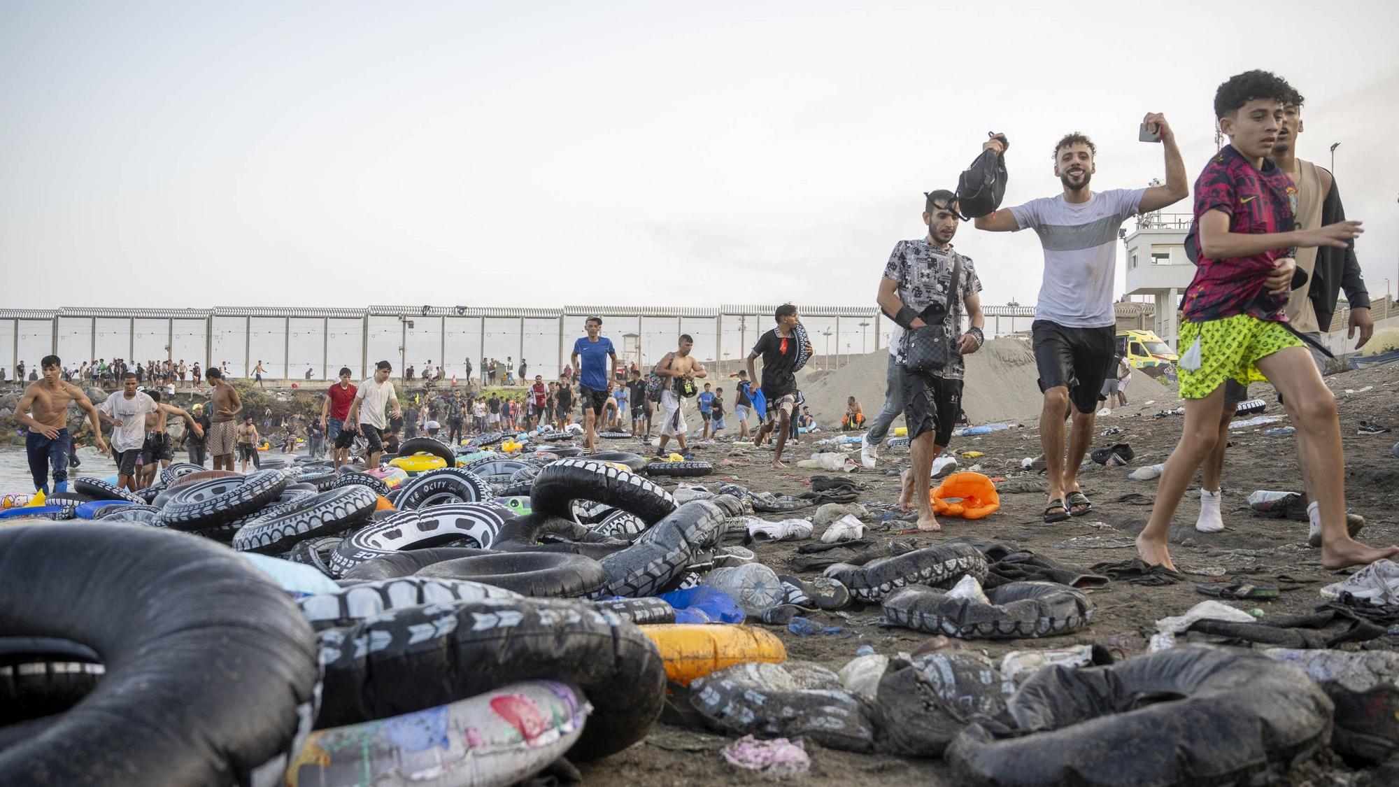 Migranten kommen nach dem Überqueren der Grenze in Ceuta an. Seit Donnerstag (30. Juli) haben Tausende die autonome Stadt erreicht, indem sie schwimmend oder zu Fuß die Mole umgingen, die Ceuta von Marokko trennt.
