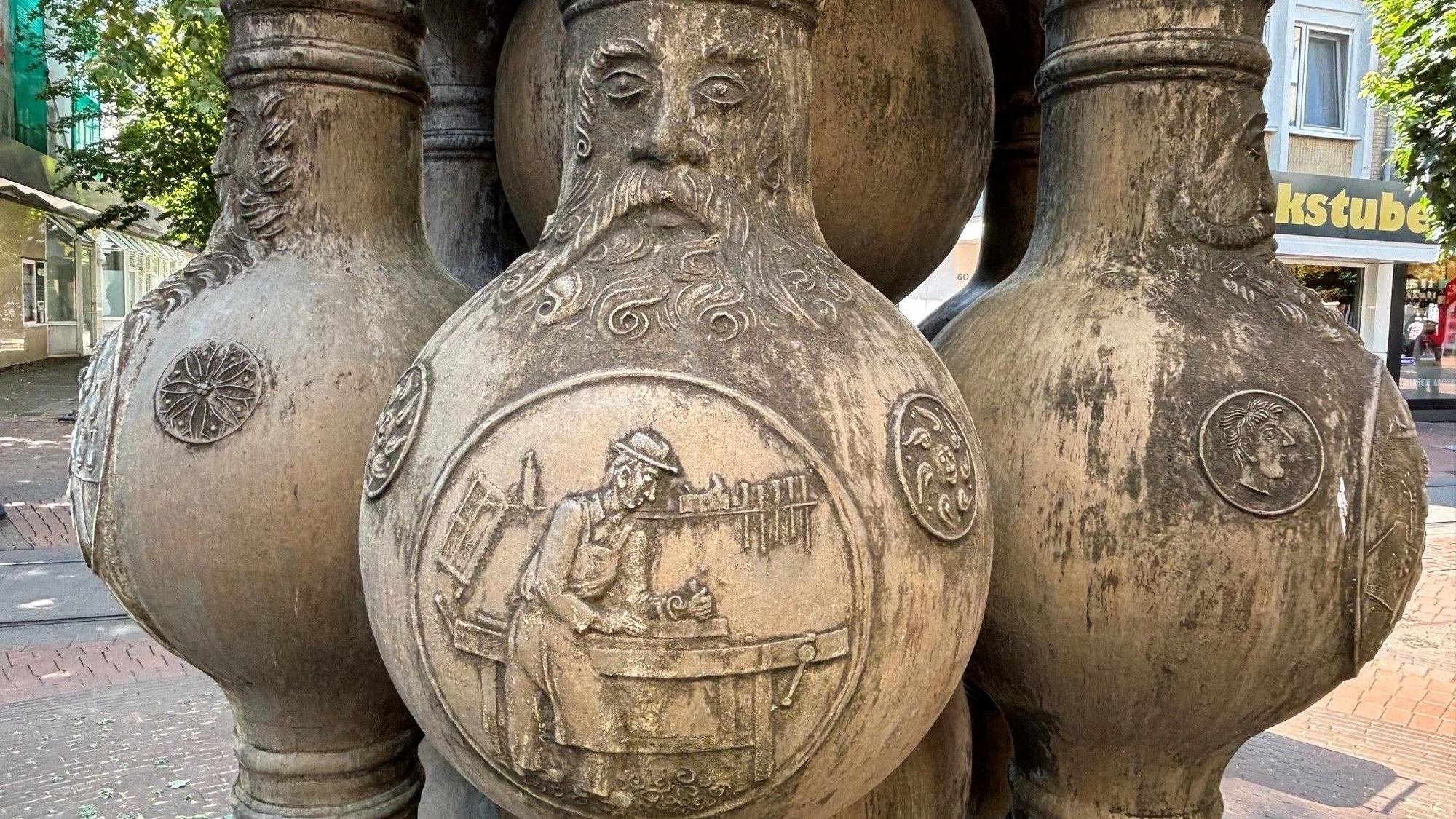 Zu sehen ist ein Brunnen in Form von Bartmannkrügen in Frechen.