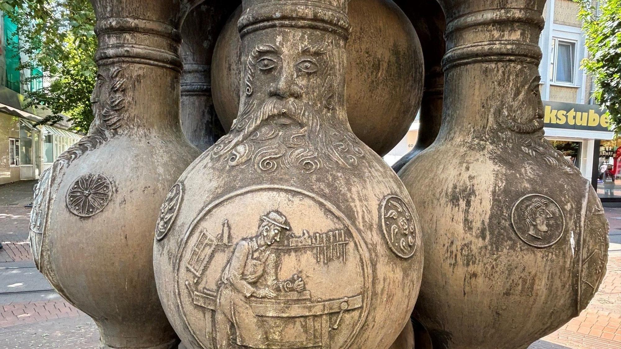 Zu sehen ist ein Brunnen in Form von Bartmannkrügen in Frechen.