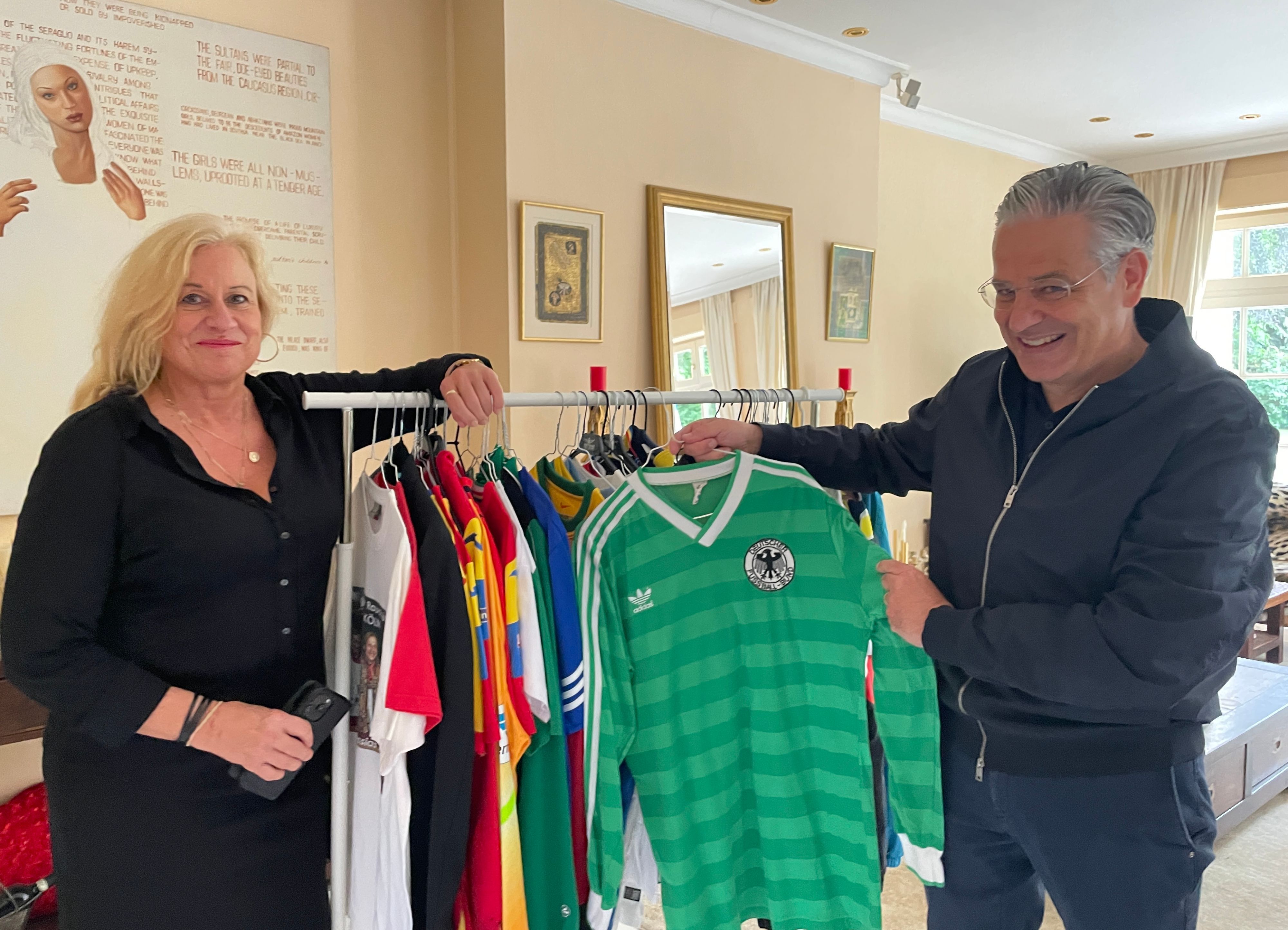 Angelica Camm-Daum und Manuel Neukirchner, der Direktor des Deutschen Fußballmuseums, sichten die Trikots und Jacken von Christoph Daum