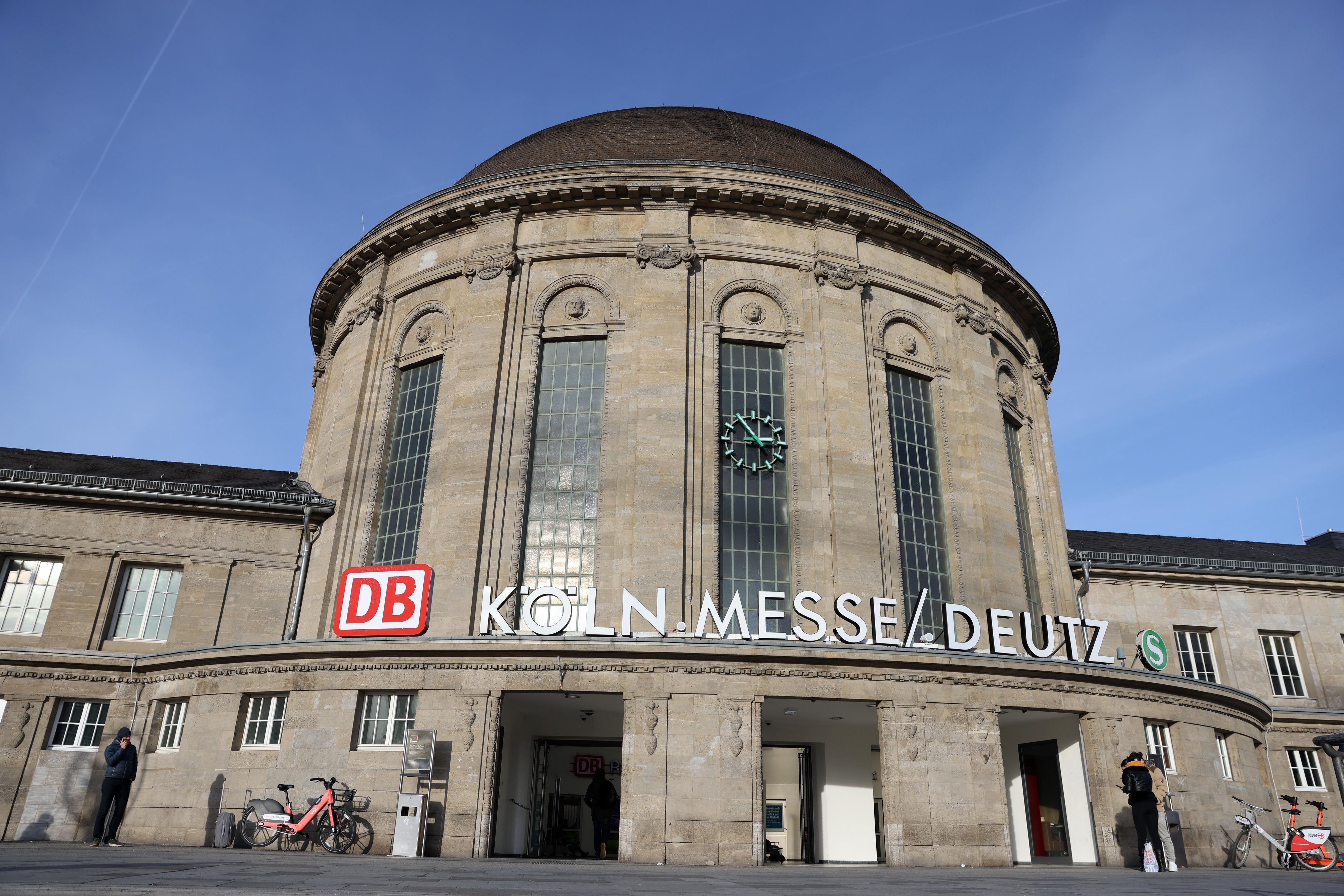 Zu sehen ist der Deutzer Bahnhof.