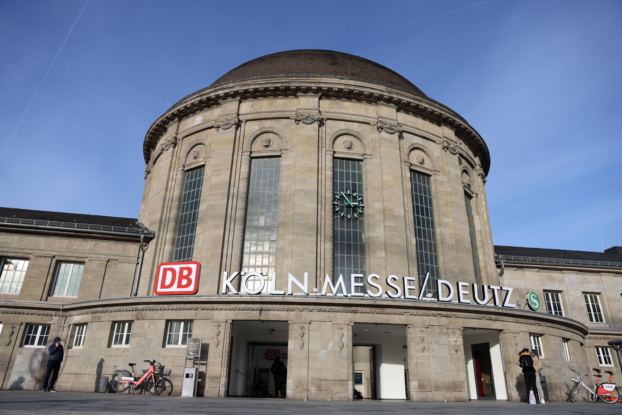 Zu sehen ist der Deutzer Bahnhof.