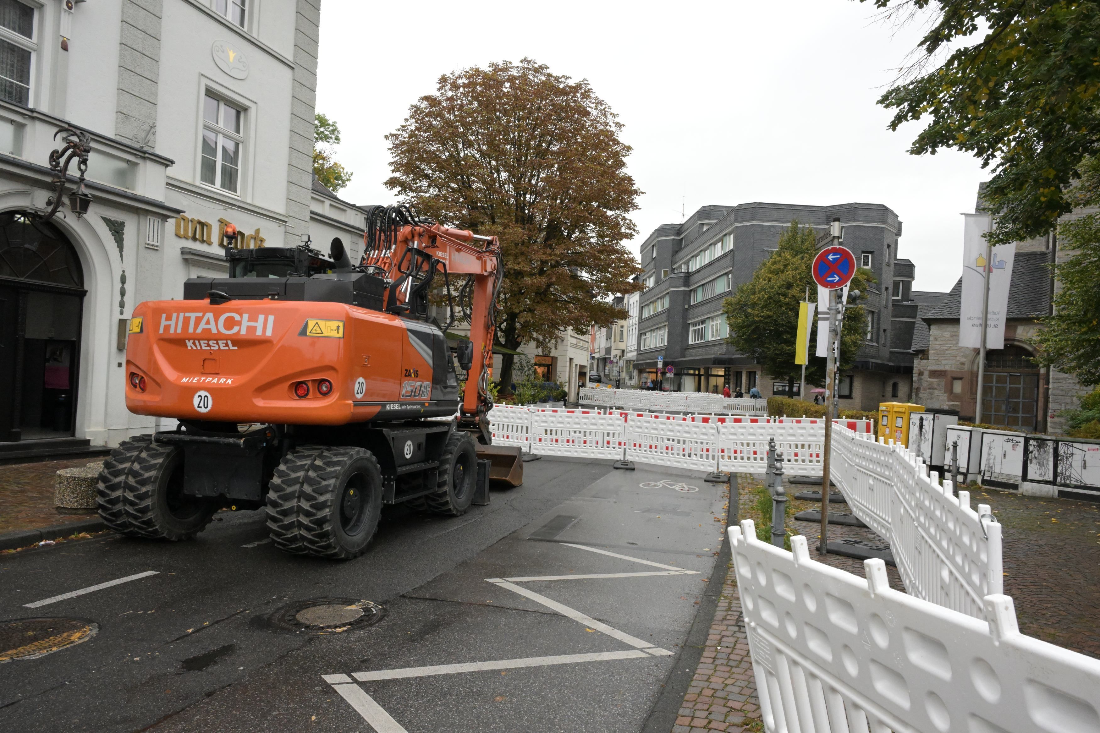 Das Foto zeigt einen Bagger auf der Laurentiusstraße