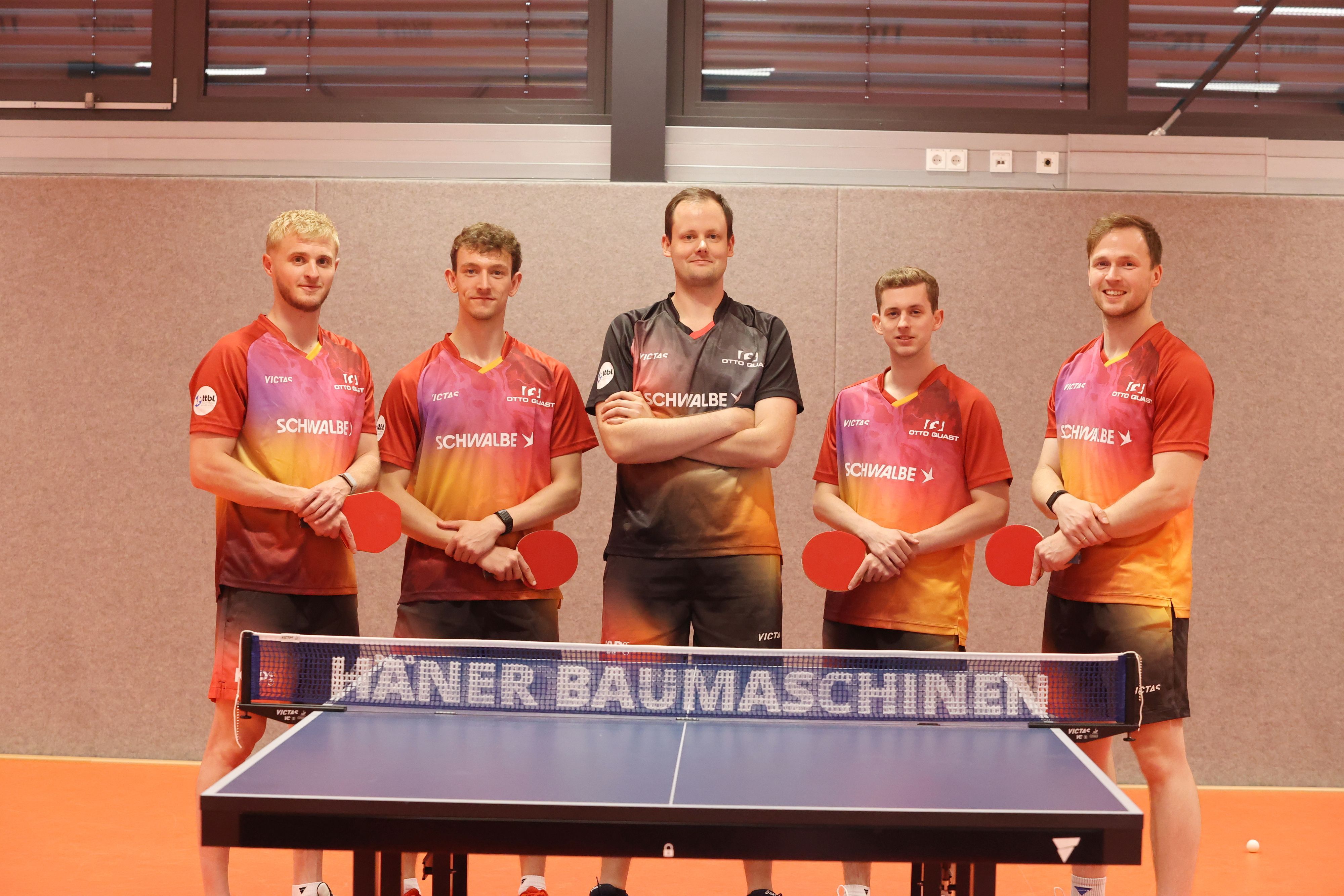 Mannschaftsfoto mit dem Trainer in der Mitte.