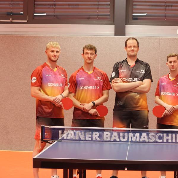 Mannschaftsfoto mit dem Trainer in der Mitte.