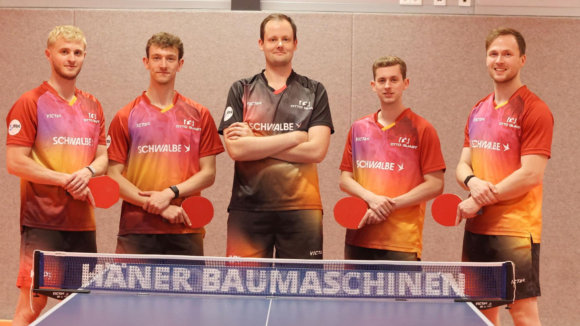 Mannschaftsfoto mit dem Trainer in der Mitte.