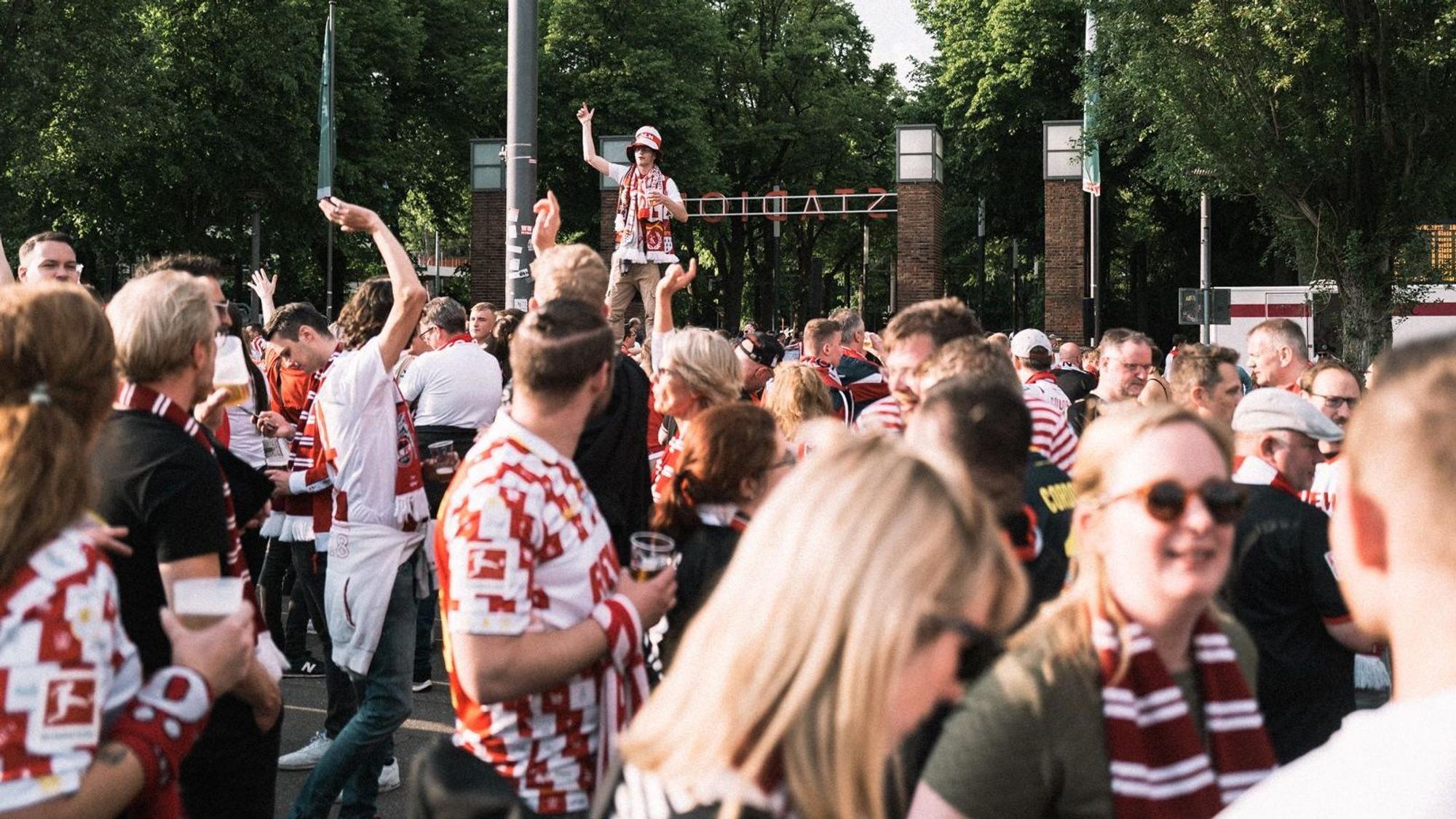Die Fans des 1. FC Köln bekommen Freibier vom Sponsor.