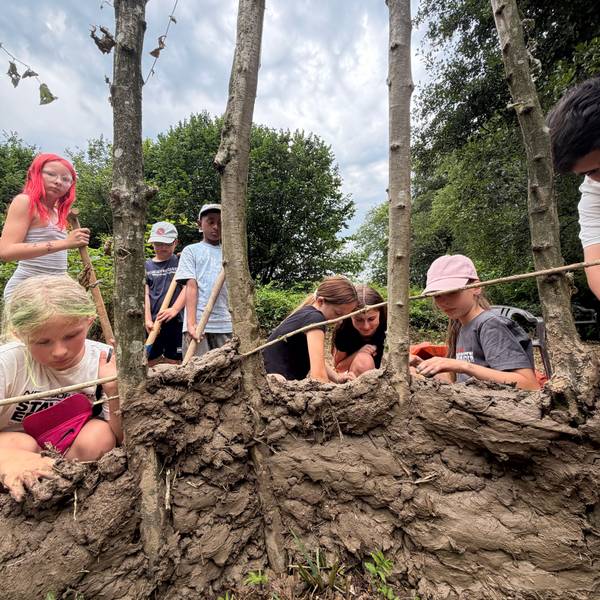 Im Ferienprogramm bauen Kinder ein Lehmhütte aus Naturmaterialien.