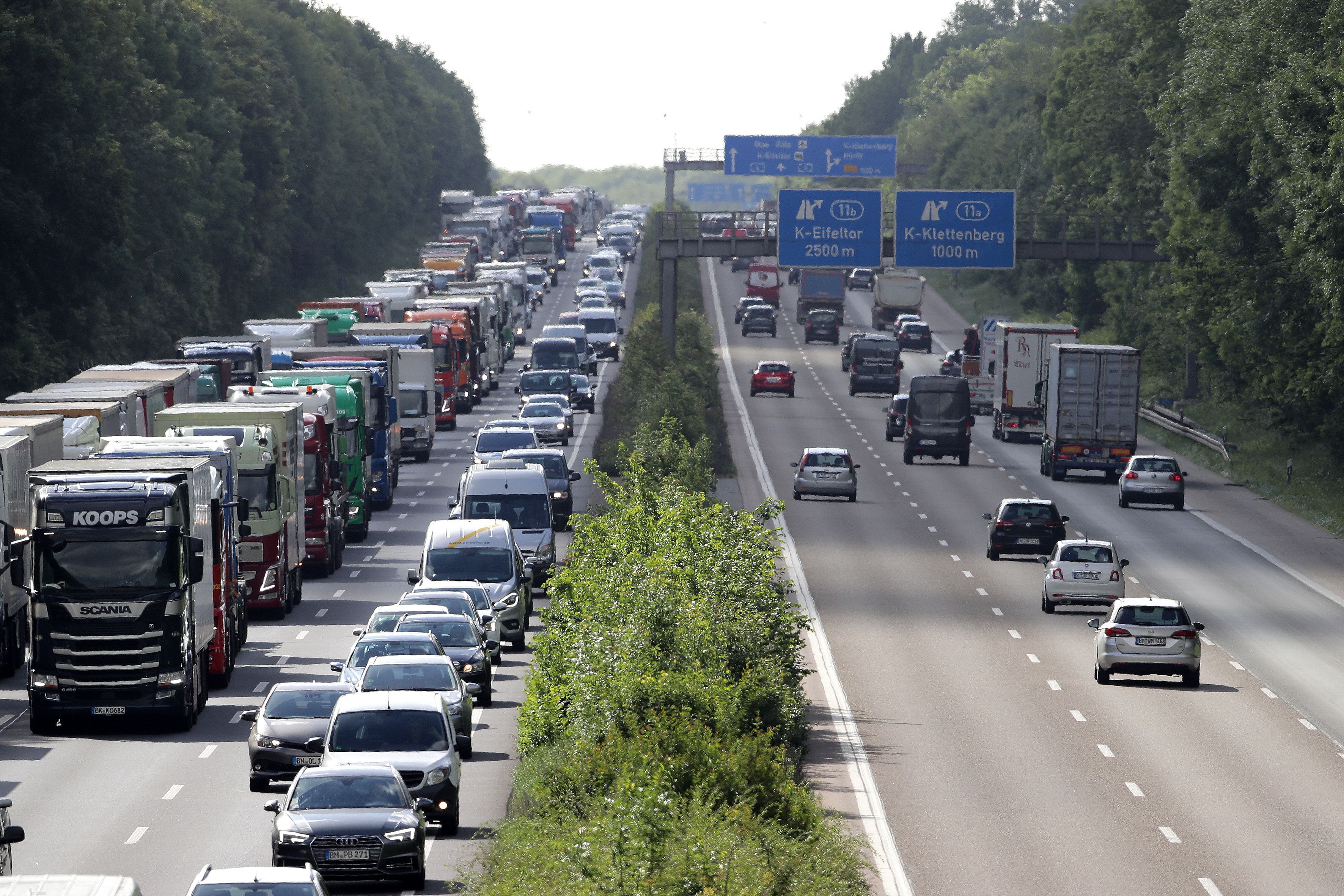 Das Bild zeigt einen Stau auf der Autobahn A4