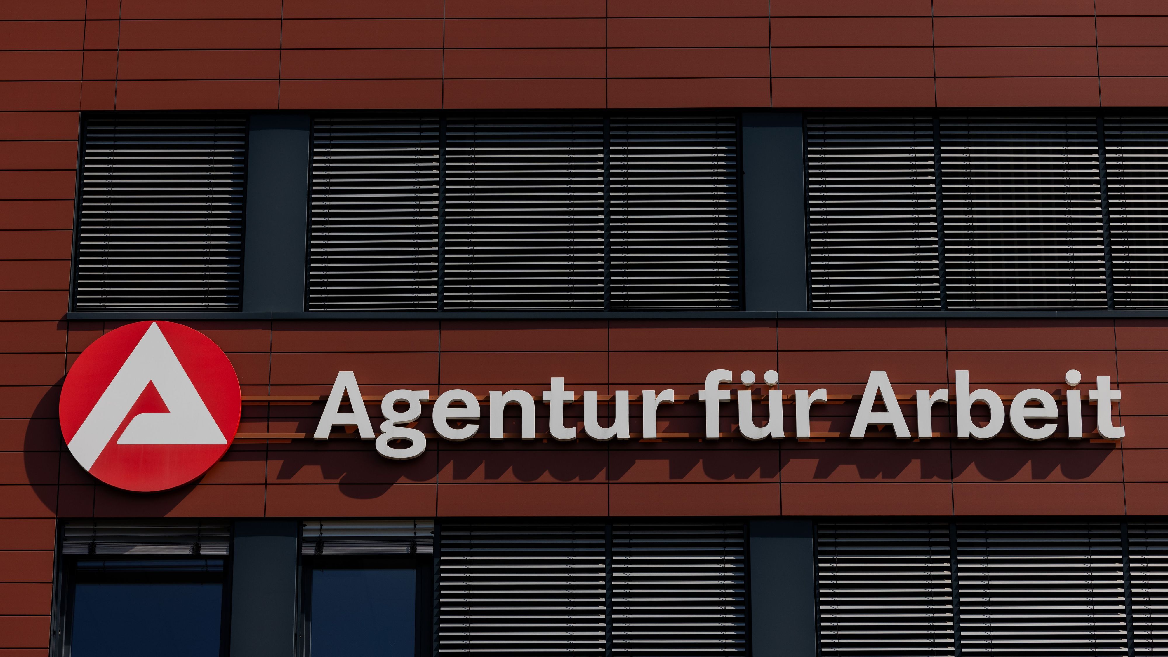 Unser Symbolfoto zeigt die Fassade einer Agentur für Arbeit.