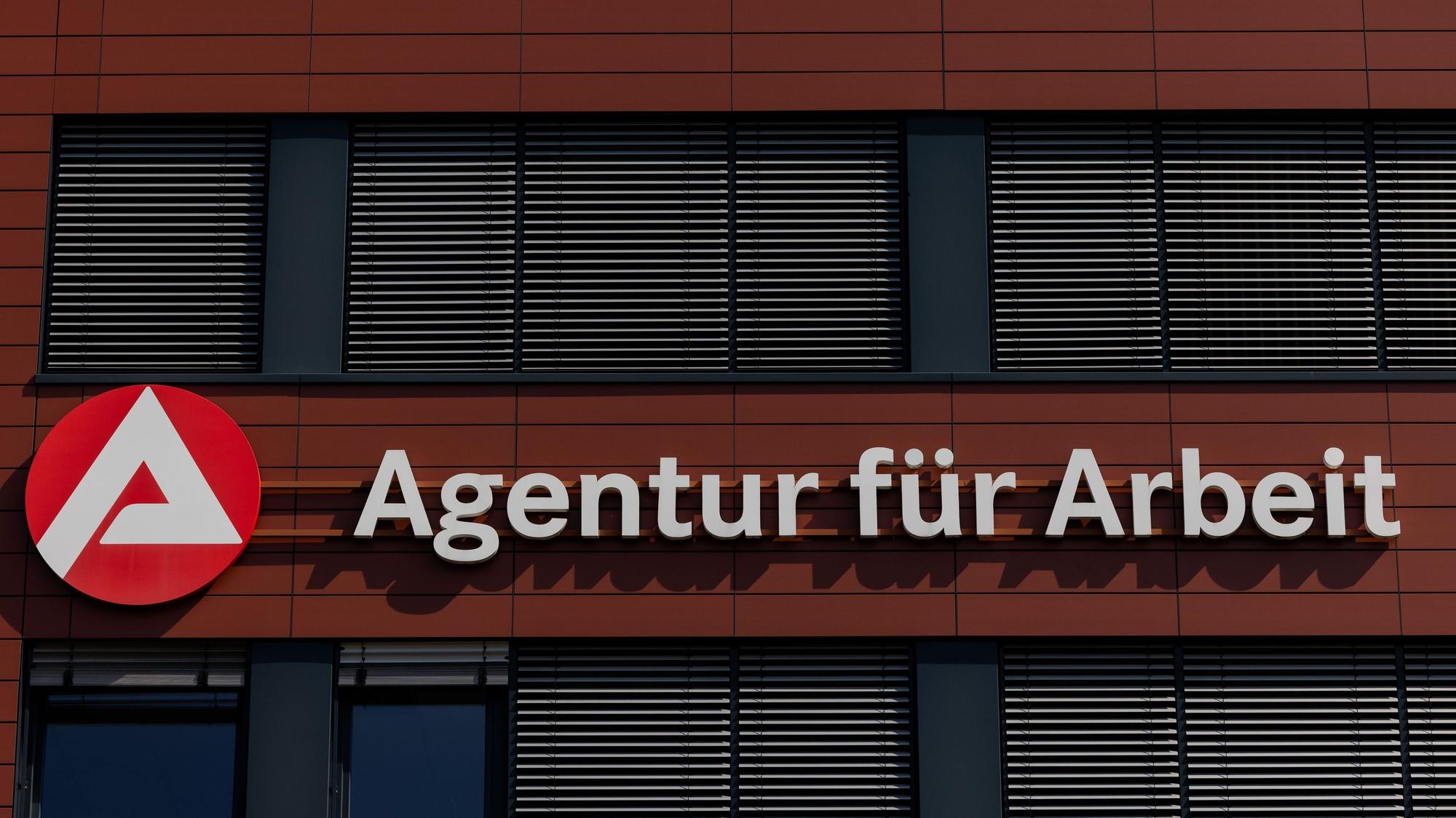 Unser Symbolfoto zeigt die Fassade einer Agentur für Arbeit.