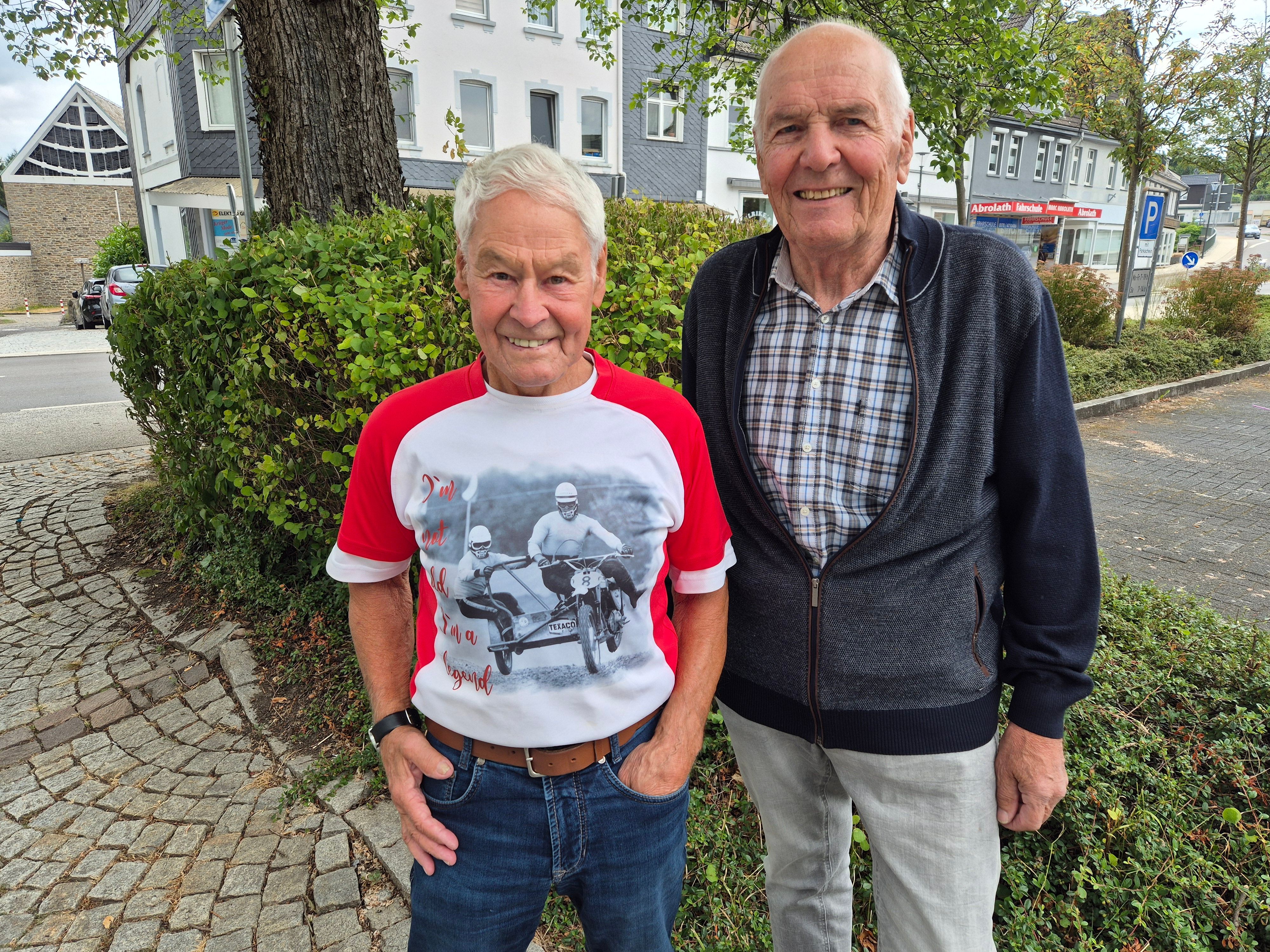 Zwei ältere Männer stehen nebeneinander.