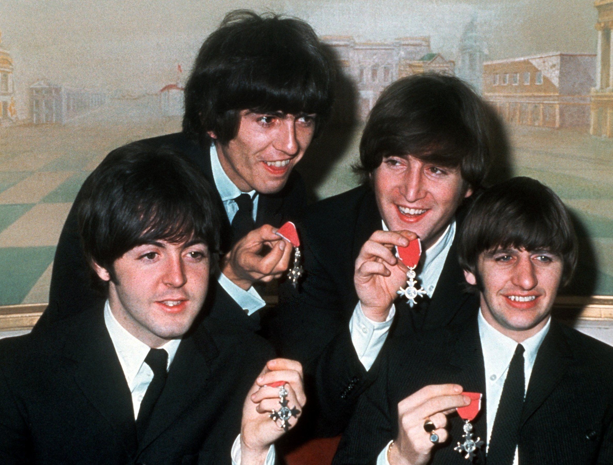 Die Beatles posieren.