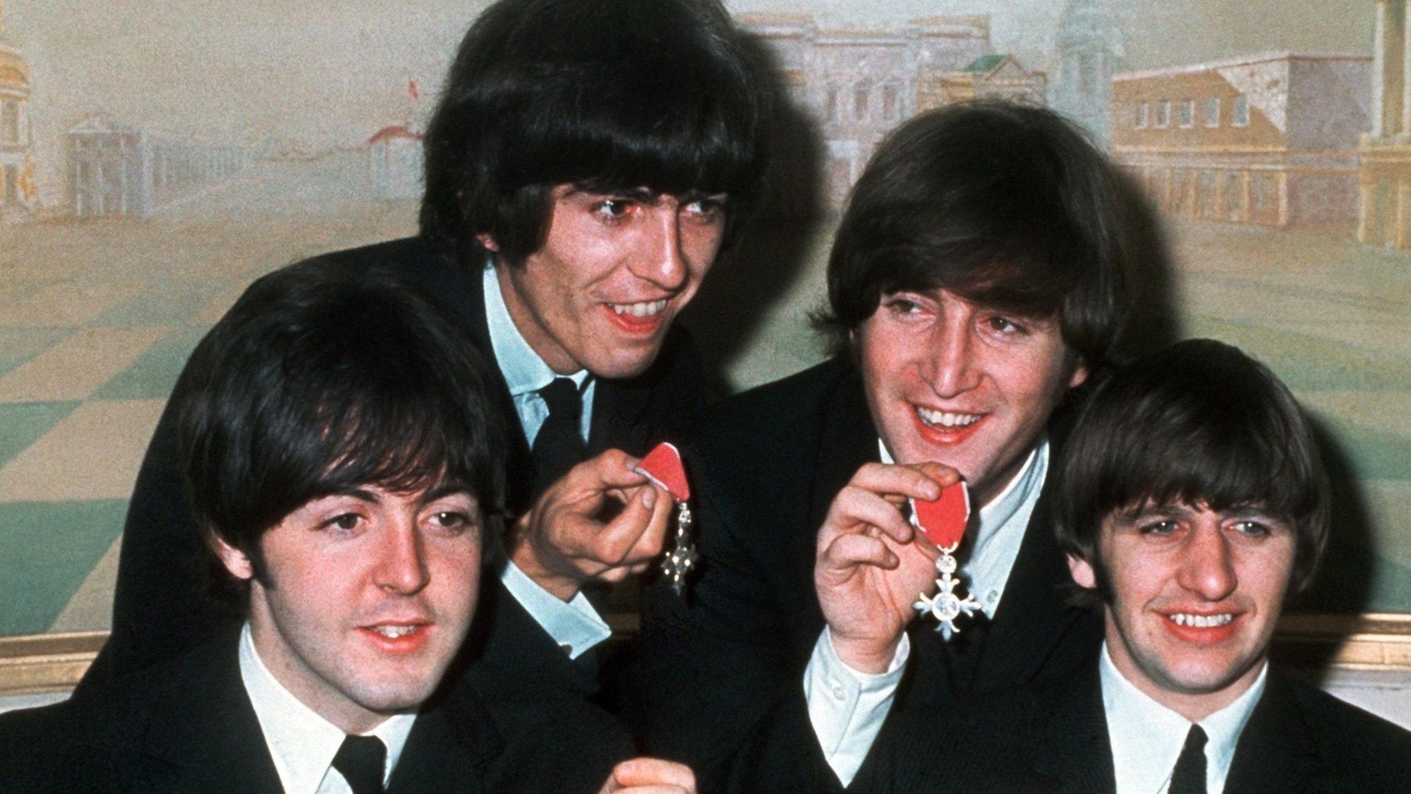 Die Beatles posieren.