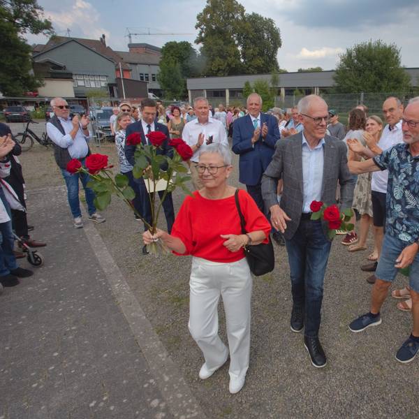 Auf dem Festplatz von Gummersbach-Niederseßmar tummeln sich am Freitagabend gut 250 Menschen, um das Ehepaar Gritta (links) und Hartmut Lange mit roten Rosen, viel Schulterklopfen und etlichen Tränen in den Ruhestand zu verabschieden.