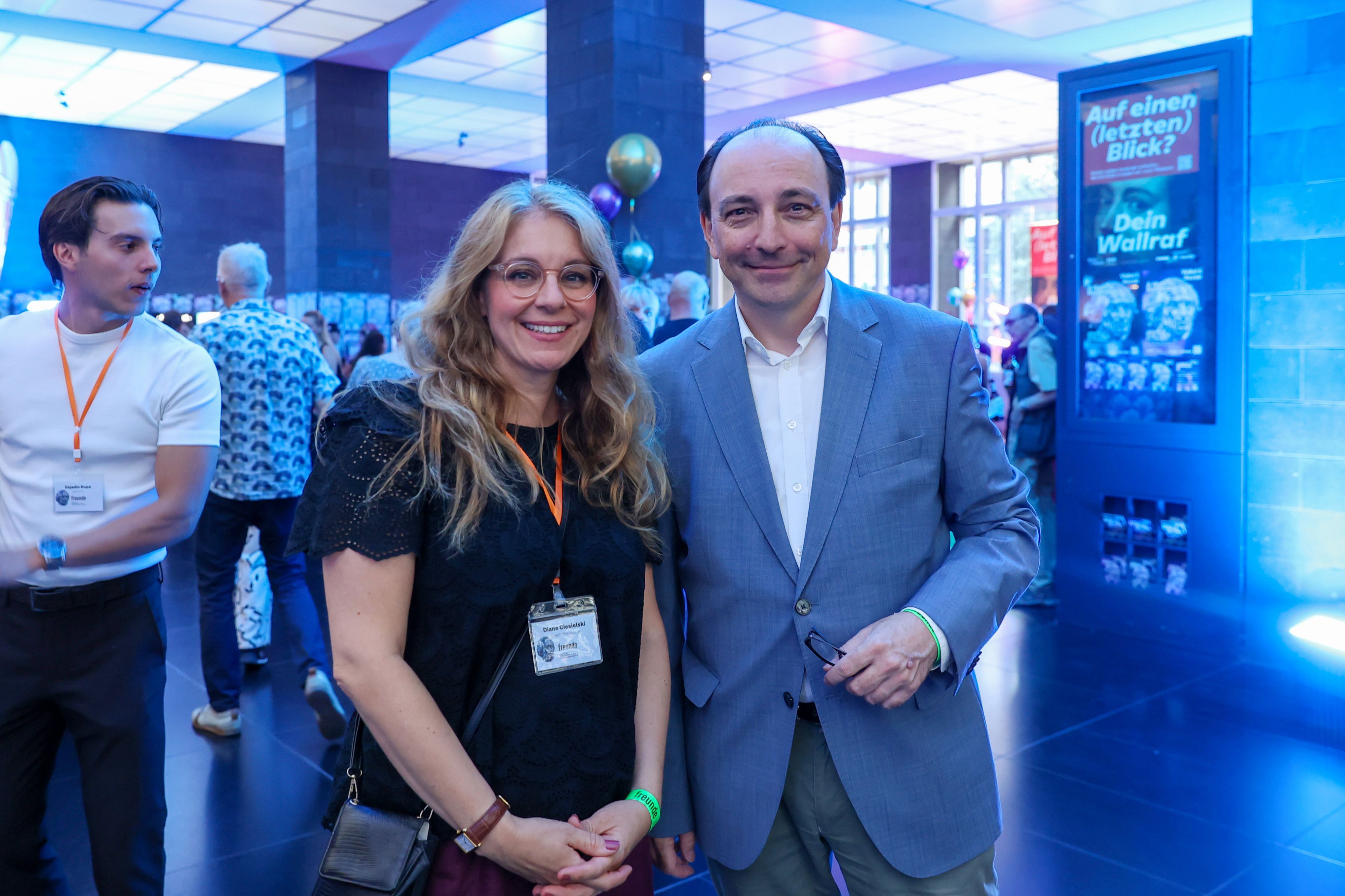 Diane Ciesielski, Geschäftsführerin der Museumsfreunde, und Museumsdirektor Marcus Dekiert stehen im Museumsfoyer.