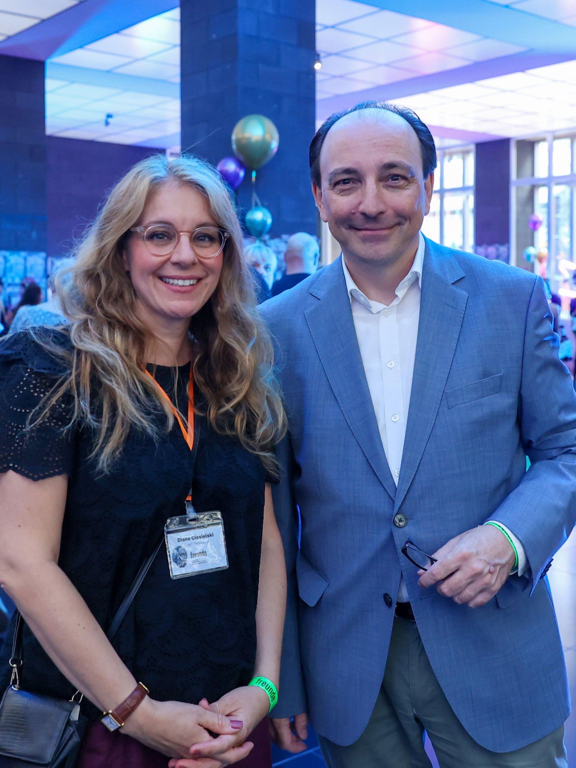 Diane Ciesielski, Geschäftsführerin der Museumsfreunde, und Museumsdirektor Marcus Dekiert stehen im Museumsfoyer.