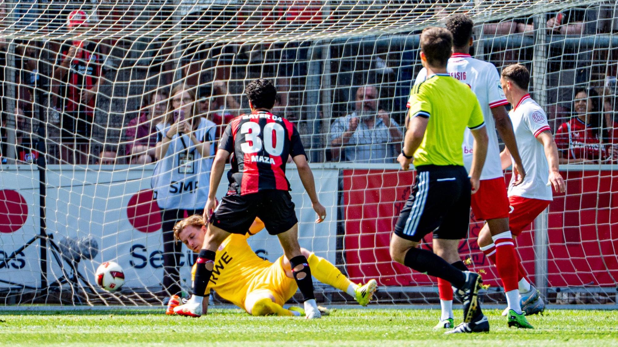 Testspiel Bayer 04 Leverkusen - Rot-Weiss Essen, am 01.08.2026, Ulrich-Haberland-Stadion, Leverkusen. Ibrahim Maza Bayer 04 Leverkusen 30, Jaka Äauber PotoÄnik Rot-Weiss Essen 9, Das Tor zum 1.0 Testspiel Bayer 04 Leverkusen - Rot-Weiss Essen, am 01.08.2026, Ulrich-Haberland-Stadion, Leverkusen. *** Friendly Match: Bayer 04 Leverkusen vs. Rot-Weiss Essen, August 1, 2026, Ulrich Haberland Stadium, Leverkusen Ibrahim Maza Bayer 04 Leverkusen 30, Jaka Äauber PhotoÄu008Dnik, Rot Weiss Essen 9 The goal that made it 10 in the friendly match between Bayer 04 Leverkusen and Rot Weiss Essen on August 1, 2026, at Ulrich Haberland Stadium, Leverkusen Copyright: xBEAUTIFULxSPORTS/Erlhofx