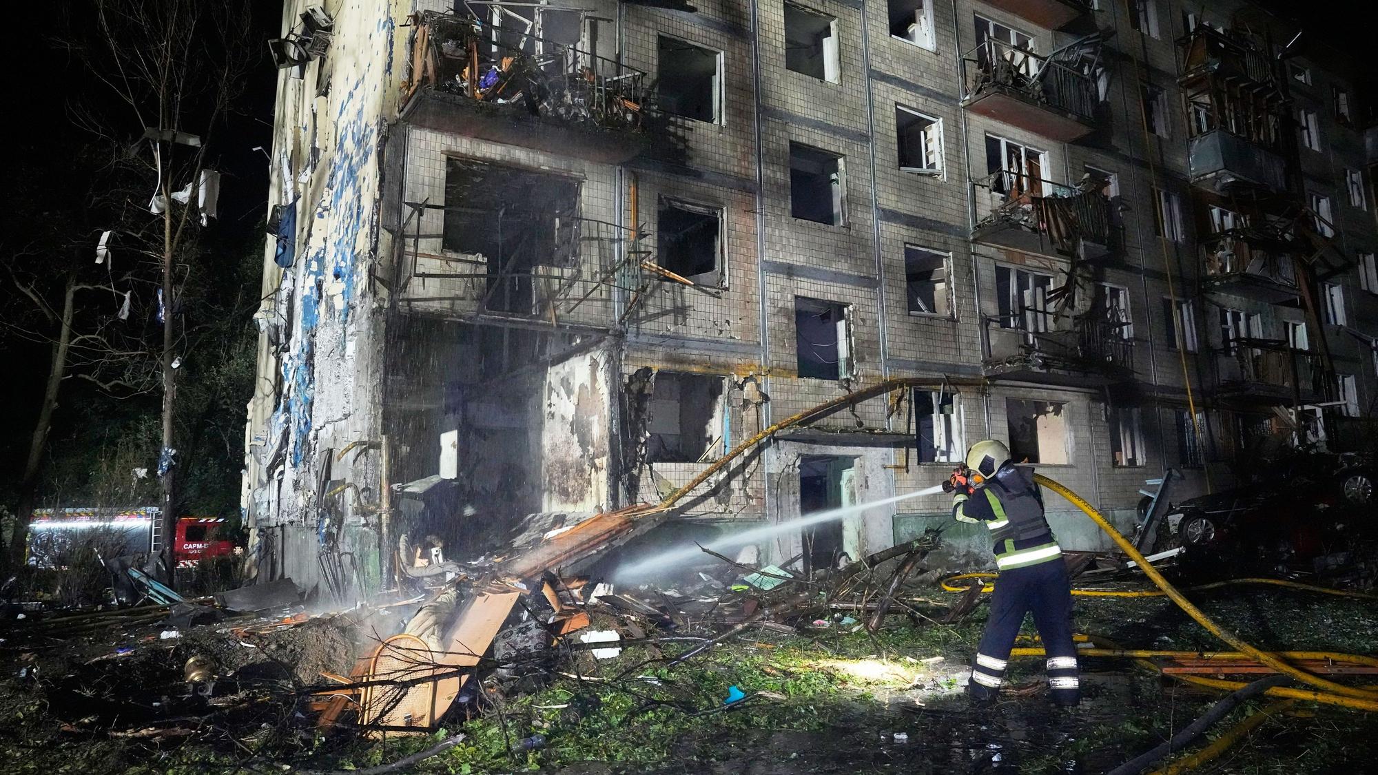 Rettungskräfte sind in Kyjiw im Einsatz, um nach russischen Raketenangriffen einen Brand zu löschen.