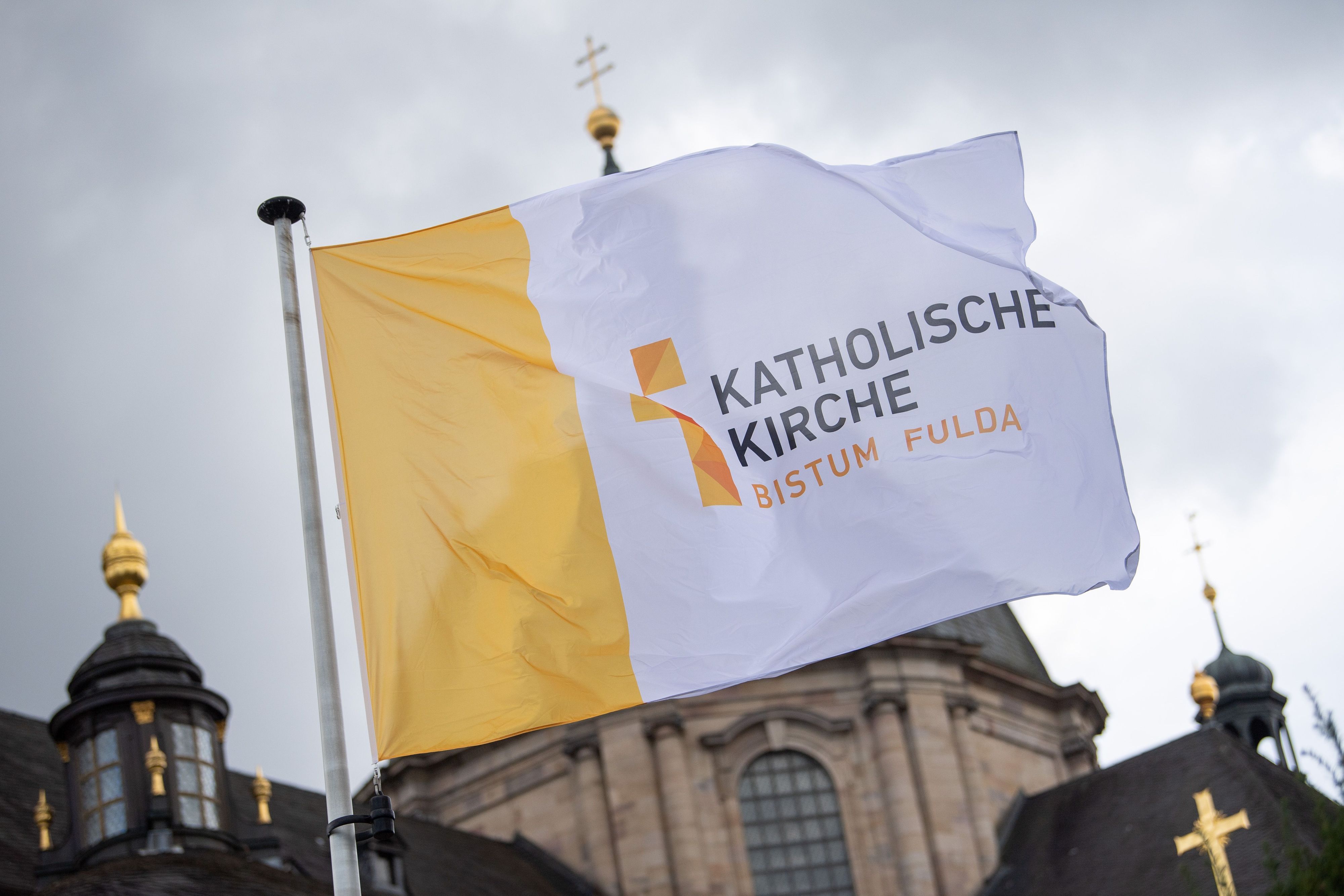 Eine Fahne mit der Aufschrift „Katholische Kirche Bistum Fulda“ weht vor der Herbstvollversammlung der Deutschen Bischofskonferenz vor dem Dom St. Salvator zu Fulda.