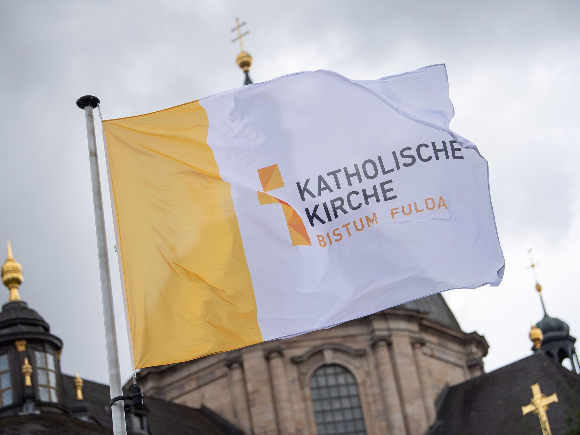 Eine Fahne mit der Aufschrift „Katholische Kirche Bistum Fulda“ weht vor der Herbstvollversammlung der Deutschen Bischofskonferenz vor dem Dom St. Salvator zu Fulda.