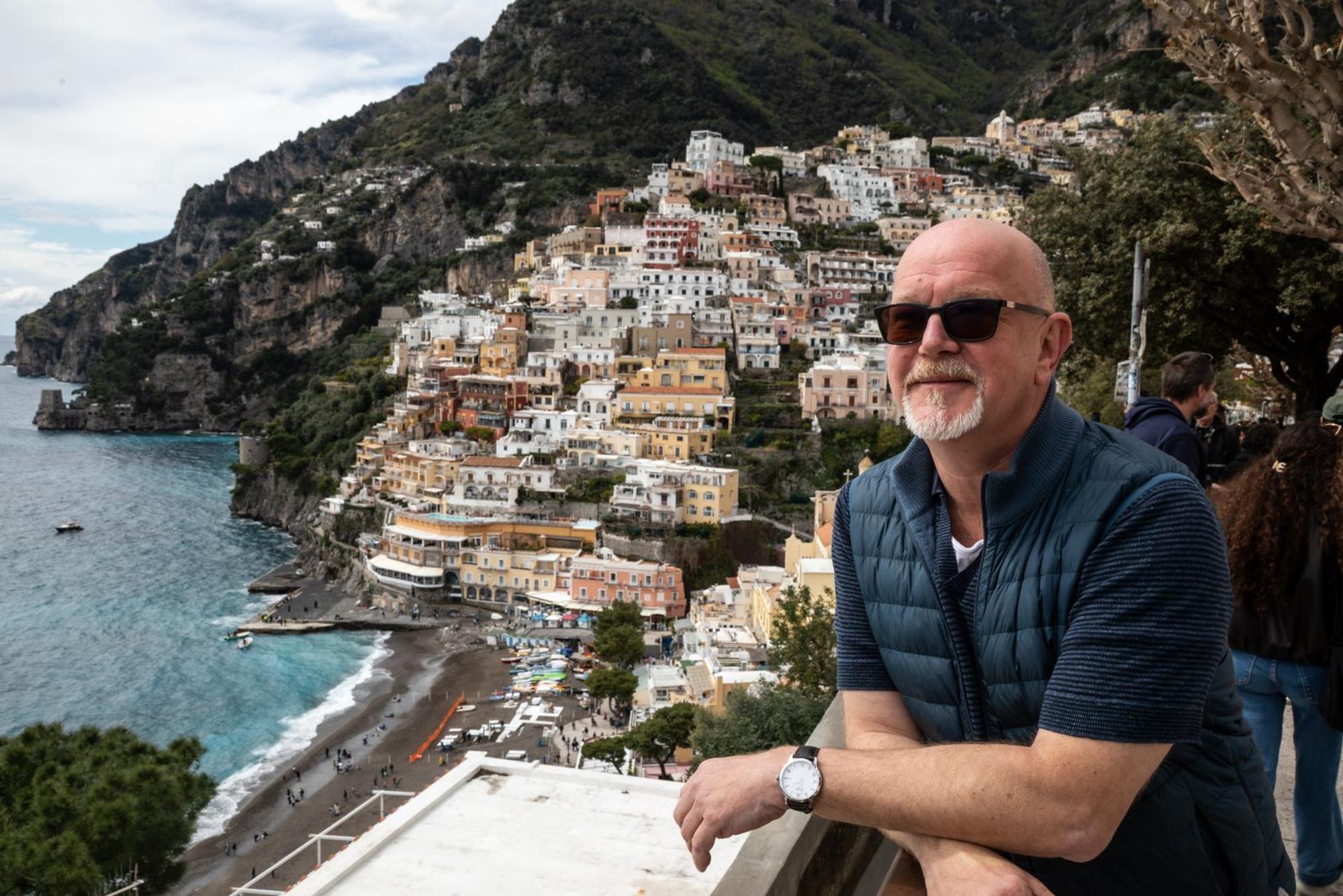 Seit 2015 deckt Peter Giesel in „Achtung Abzocke“ die Maschen der Urlaubsbetrüger auf. (Bild: Joyn / Robin Ahne)