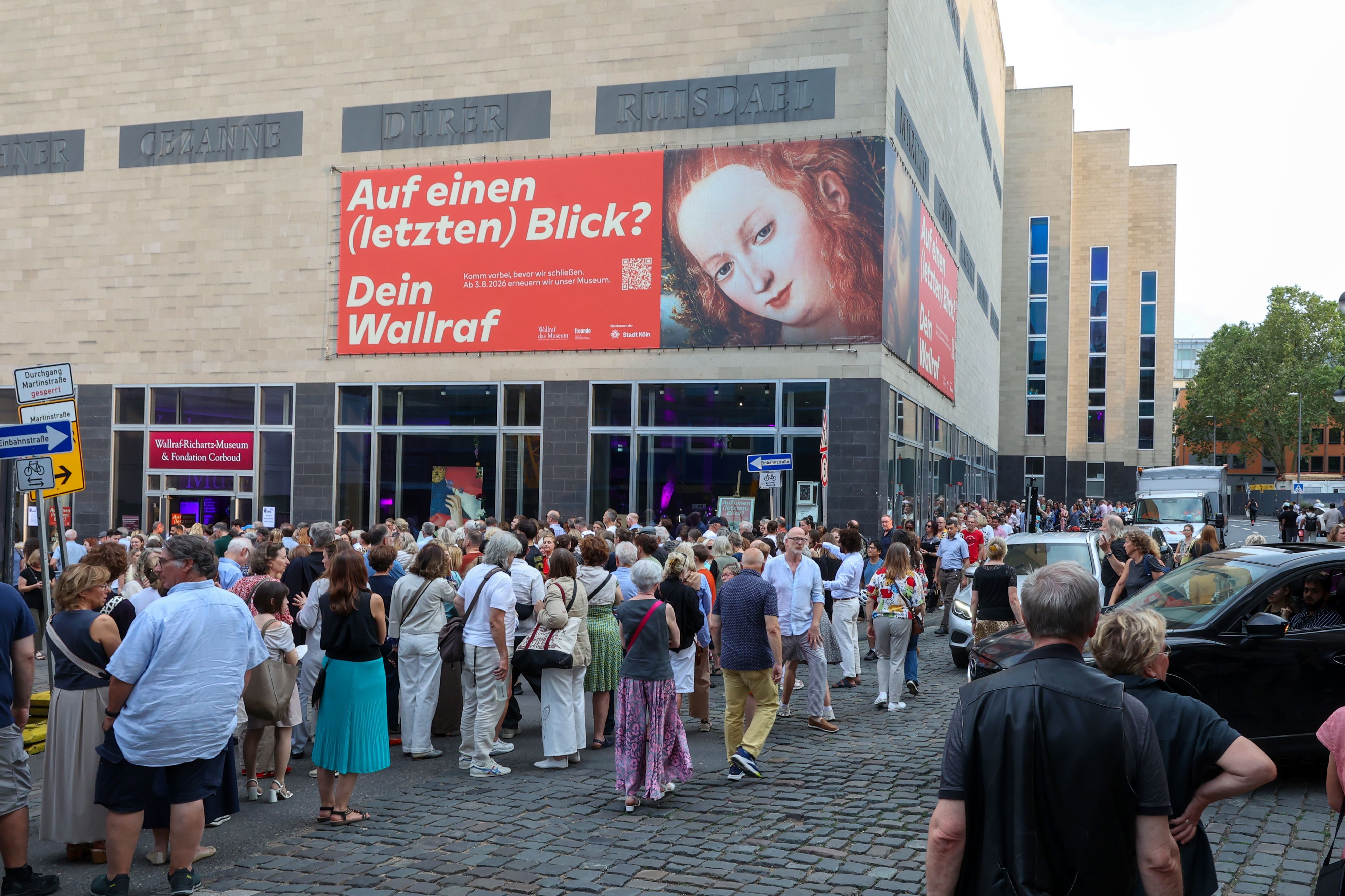 Besucher stehen auf der Straße an.