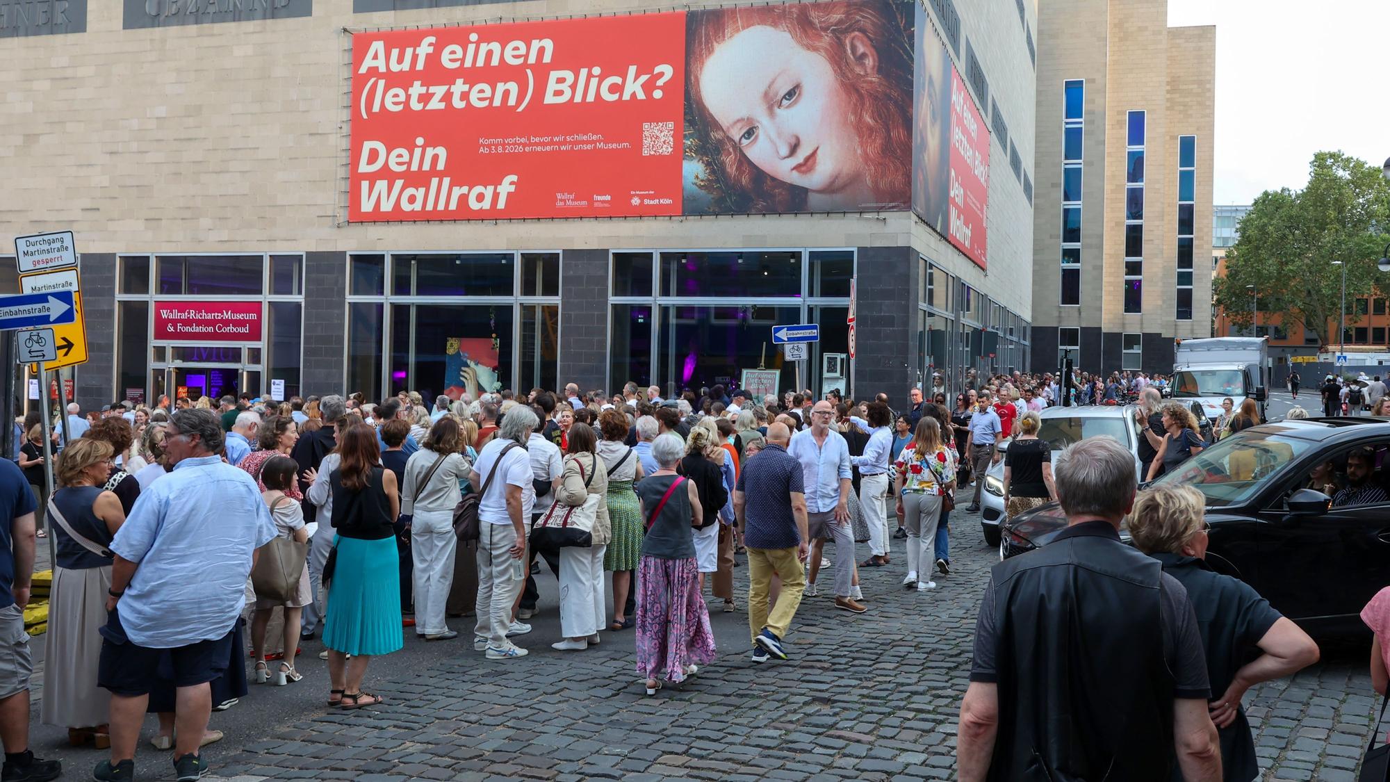 Besucher stehen auf der Straße an.