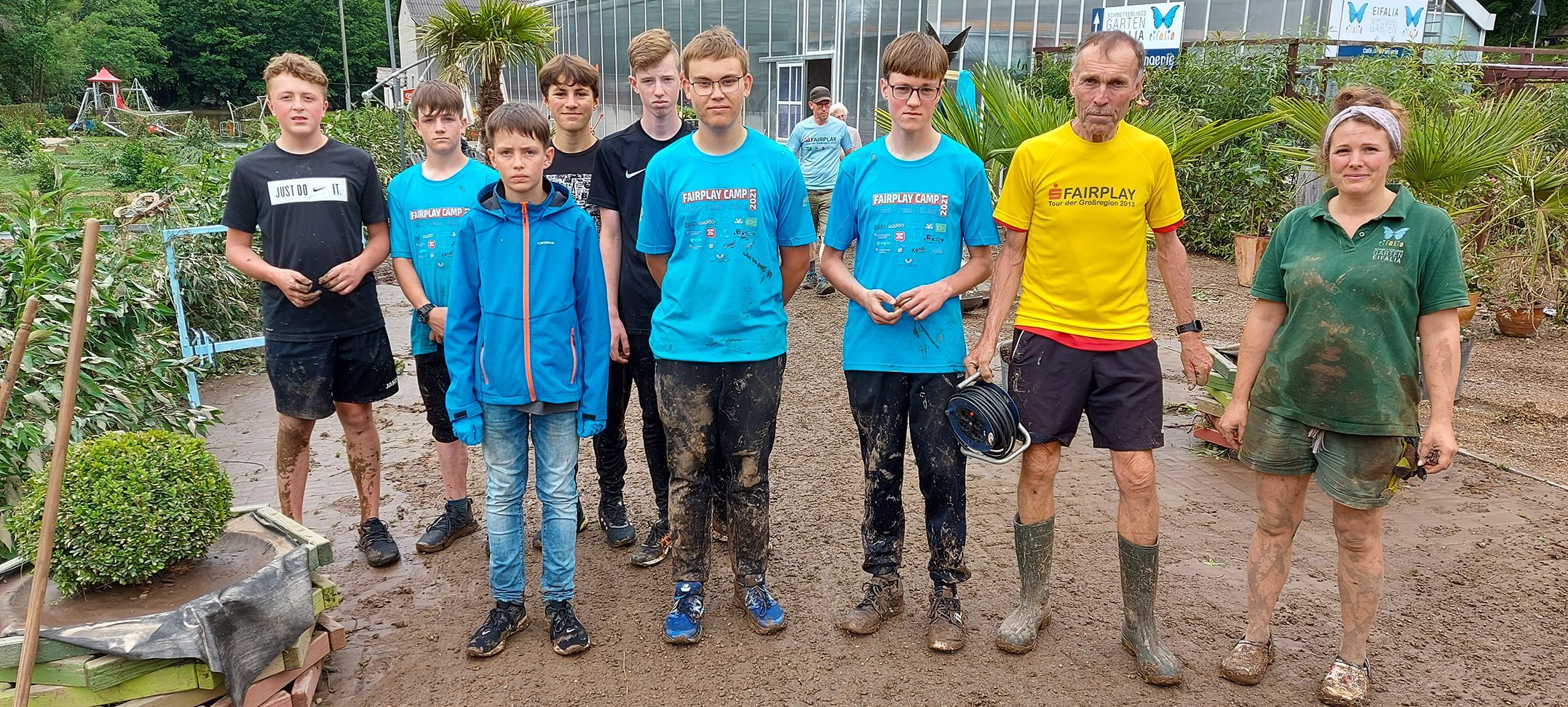 Die Eifalia-Besitzerin und ihre Helfer während der Aufräumarbeiten nach der Flut.