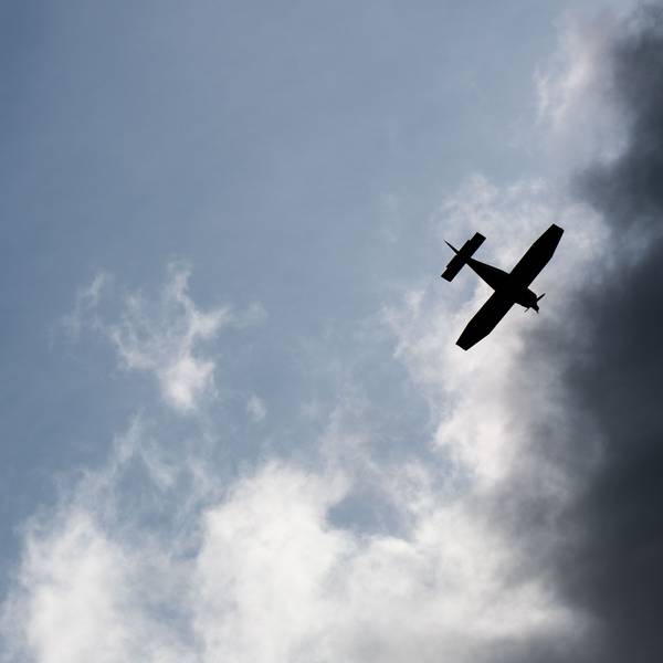 ARCHIV - 24.08.2021, Niedersachsen, Giesen: Ein Kleinflugzeug fliegt vor dunklen Wolken (Symbolfoto).
