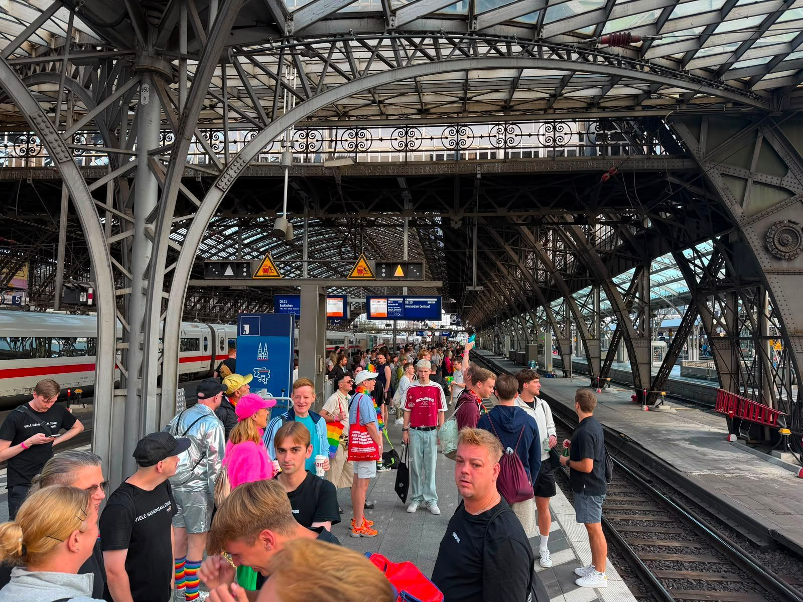 Der Cologne Pride Express ist am Samstagmorgen vom Kölner Hauptbahnhof in Richtung Amsterdam gestartet.
