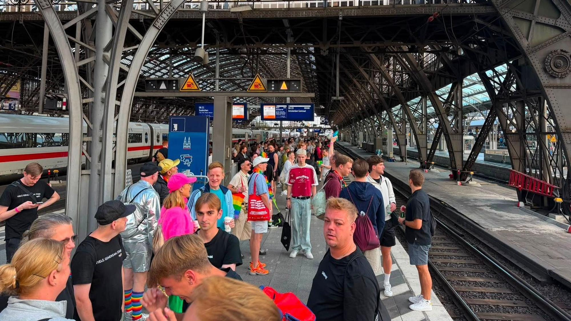 Der Cologne Pride Express ist am Samstagmorgen vom Kölner Hauptbahnhof in Richtung Amsterdam gestartet.