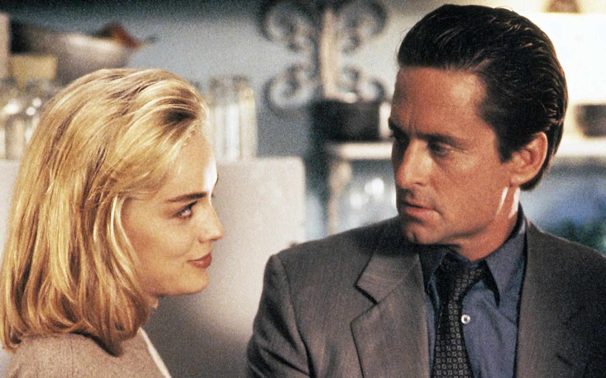 Nicht gerade das, was man professionelle Distanz nennt: Detective Nick Curran (Michael Douglas) ist der dringend mordverdächtigen Catherine Tramell (Sharon Stone) hemmungslos verfallen. (Bild: ARD Degeto/© 1992 Carolco/Le Studio Canal+ V.O.F)